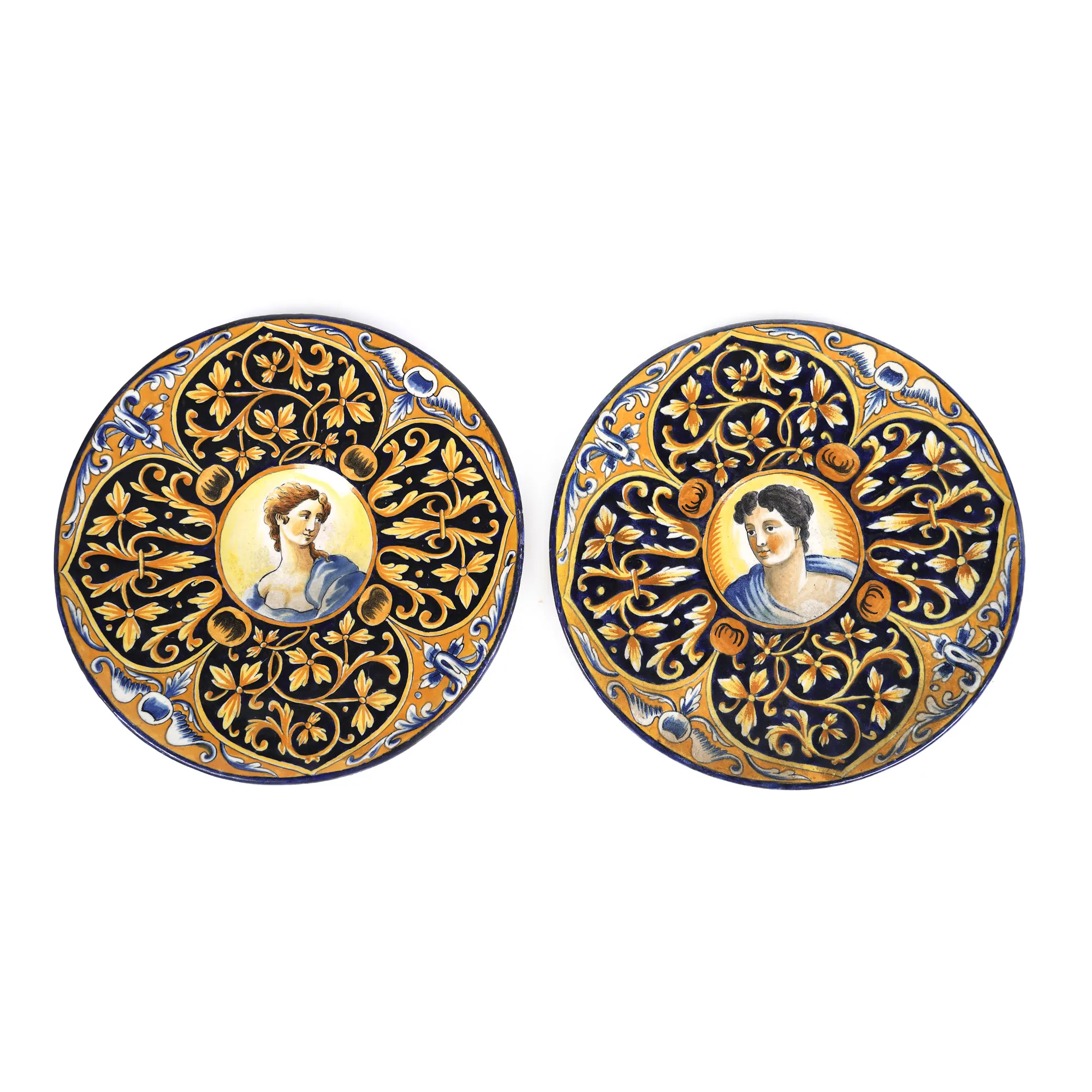 Pereche de platouri decorative din ceramică, pictate manual, sec. XVII, provine din colecția Maria Victoria Dimo