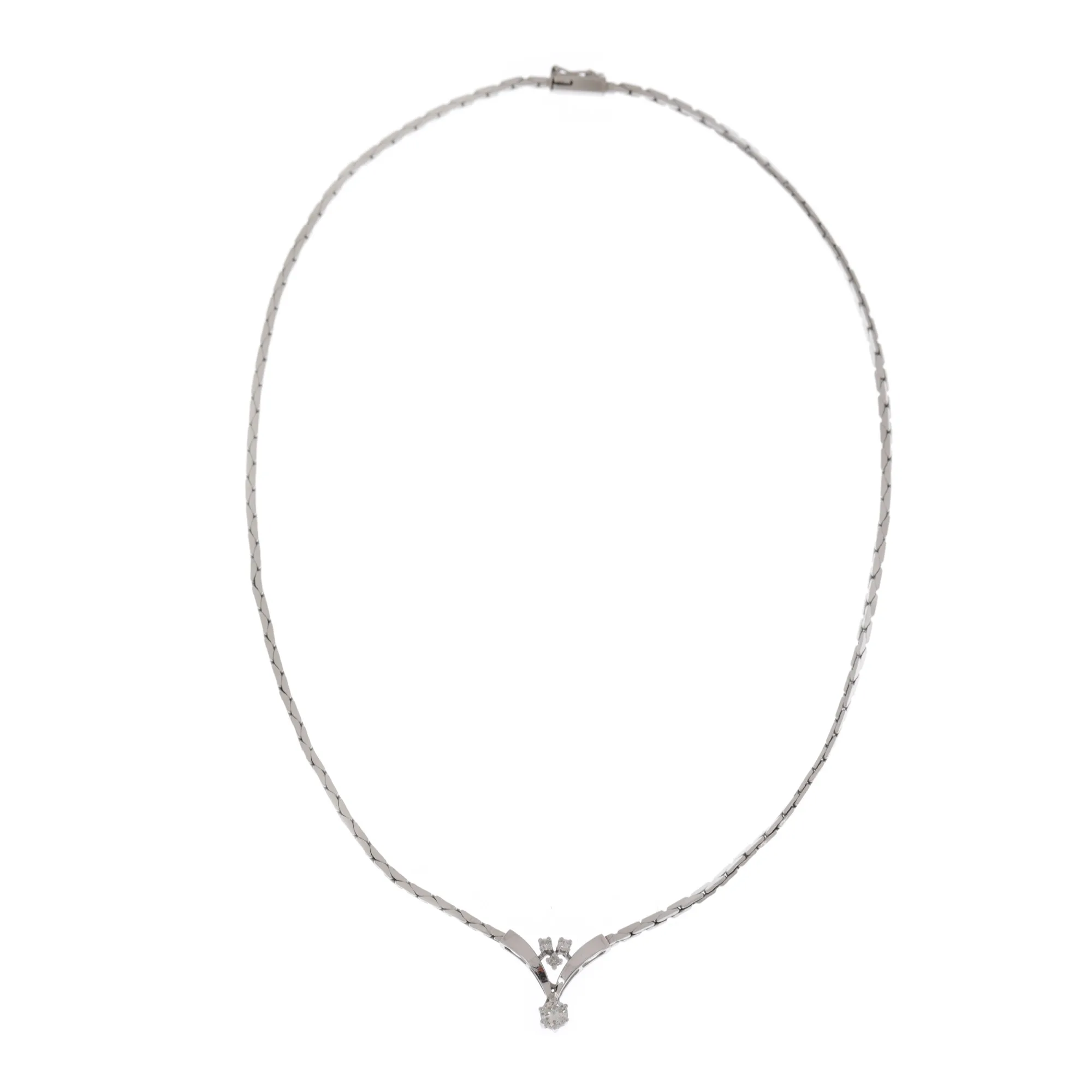 Elegant white gold necklace, adorned with diamonds