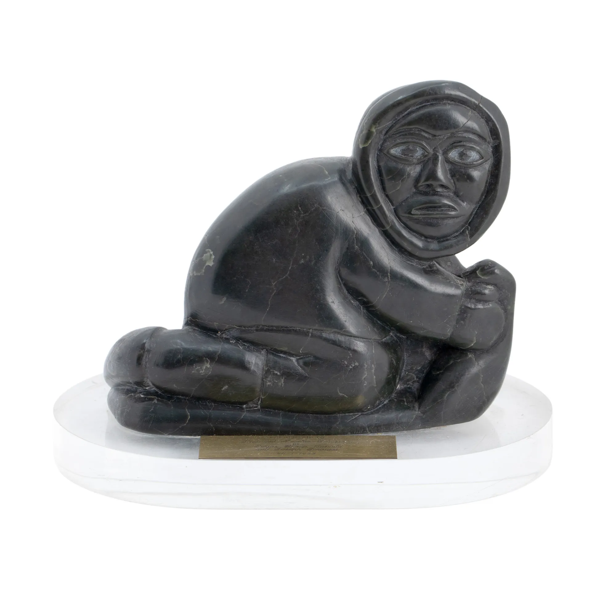 Artă inuită, sculptură în marmură neagră, reprezentând un eschimos pe sanie, semnată Abraham Pov (1927-1994), primită cadou din partea lui Joseph Seroussi (fondator Seroussi), cu ocazia zilei de naștere a lui Nicolae Ceaușescu, 26 ianuarie 1988, însoțită de certificat R.A.A.P.P.S.