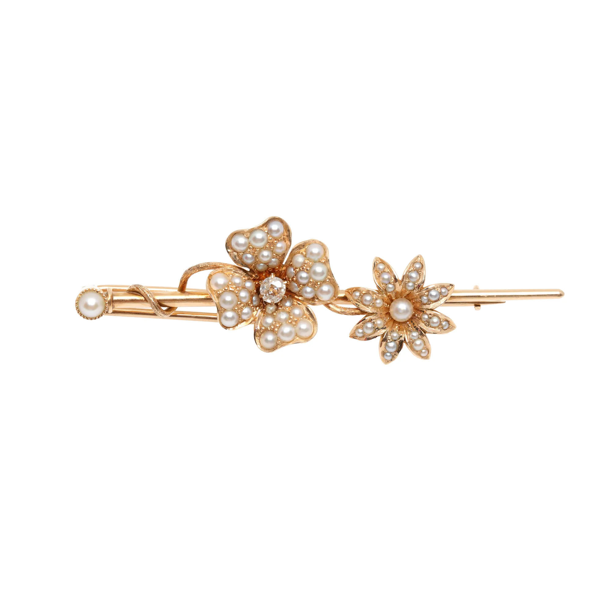 Gold brooch in the shape of flowers, decorated with diamonds and pearls