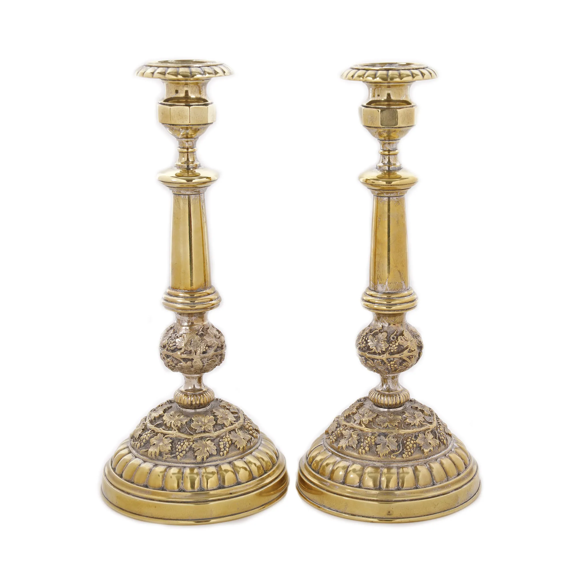 Pereche de sfeșnice din bronz aurit și argintat, în stil Baroc, cu decor viță de vie gravat manual, cca. 1680-1700