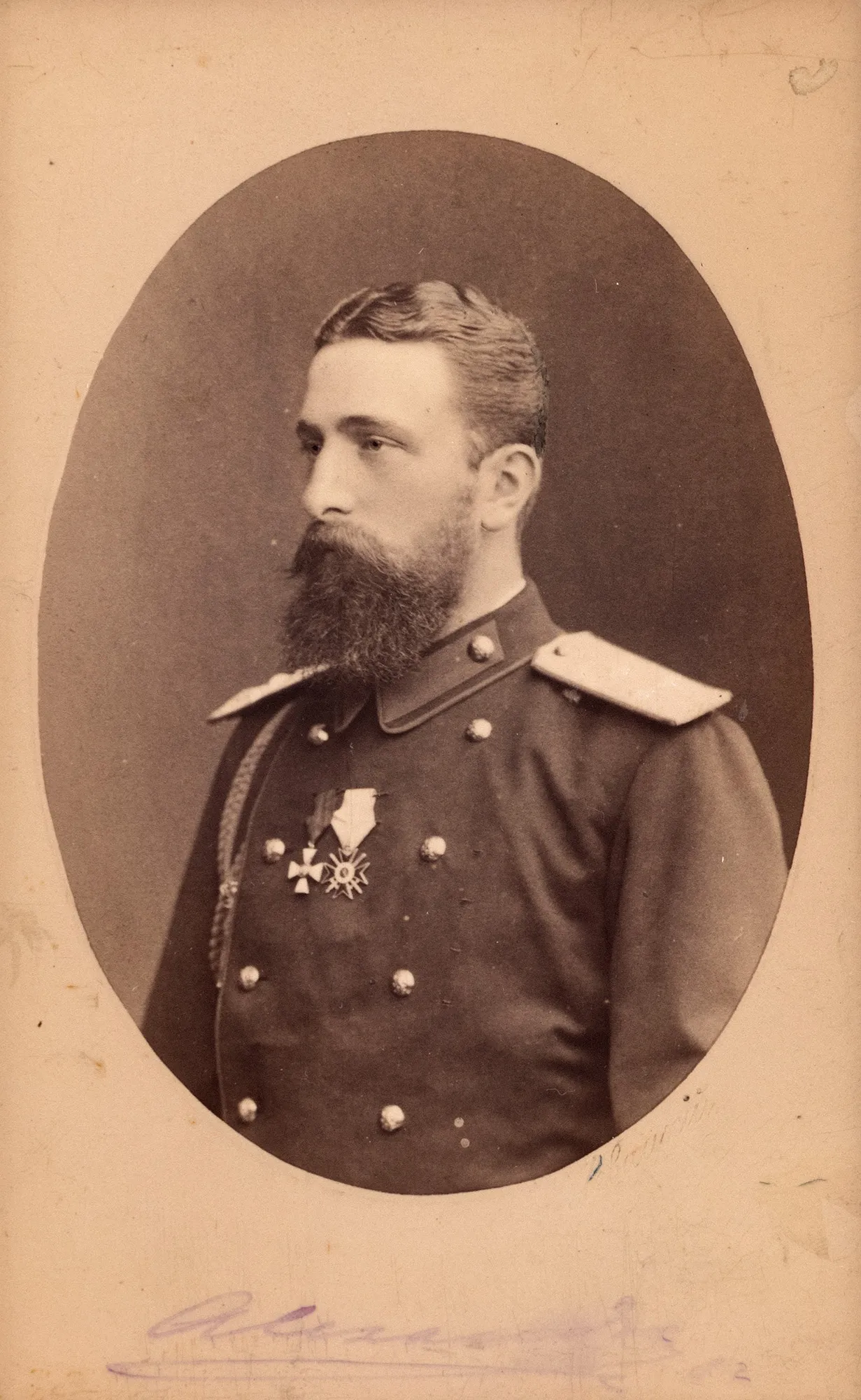 Fotografie ilustrându-l pe Prințul Alexandru de Battenberg al Bulgariei, cu semnătura olografă a acestuia, fotografie cabinet realizată de fotograful rus Sergey Lvovich Levitsky, cca. 1880, piesă rară
