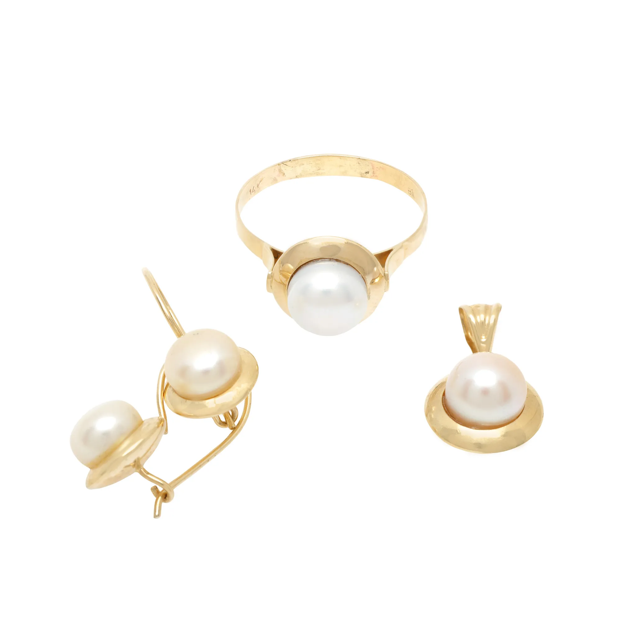 Gold Set, consisting of a pair of earrings, a pendant, and a gold ring, decorated with pearls