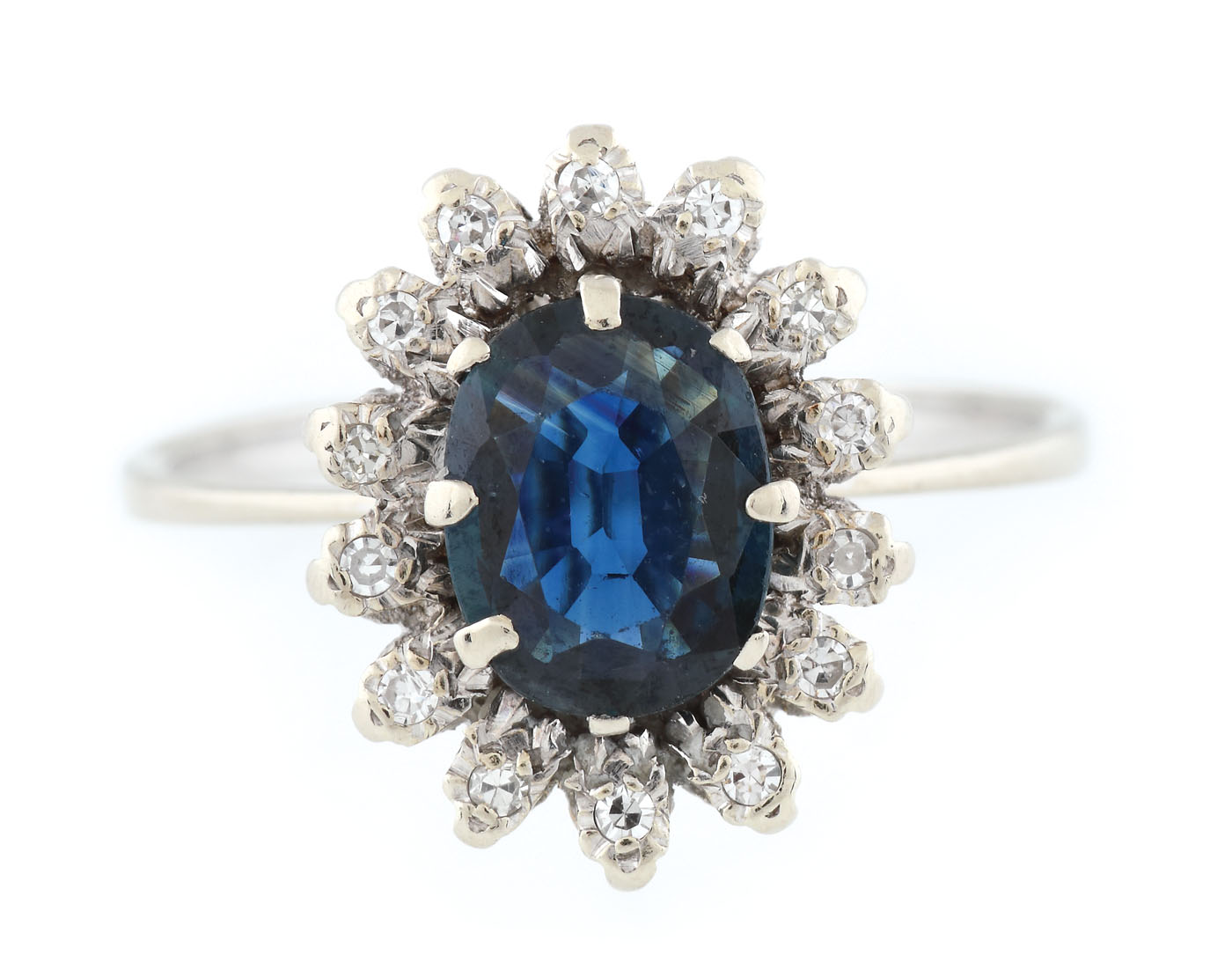 Elegant inel din aur alb, decorat cu safir anturat de diamante