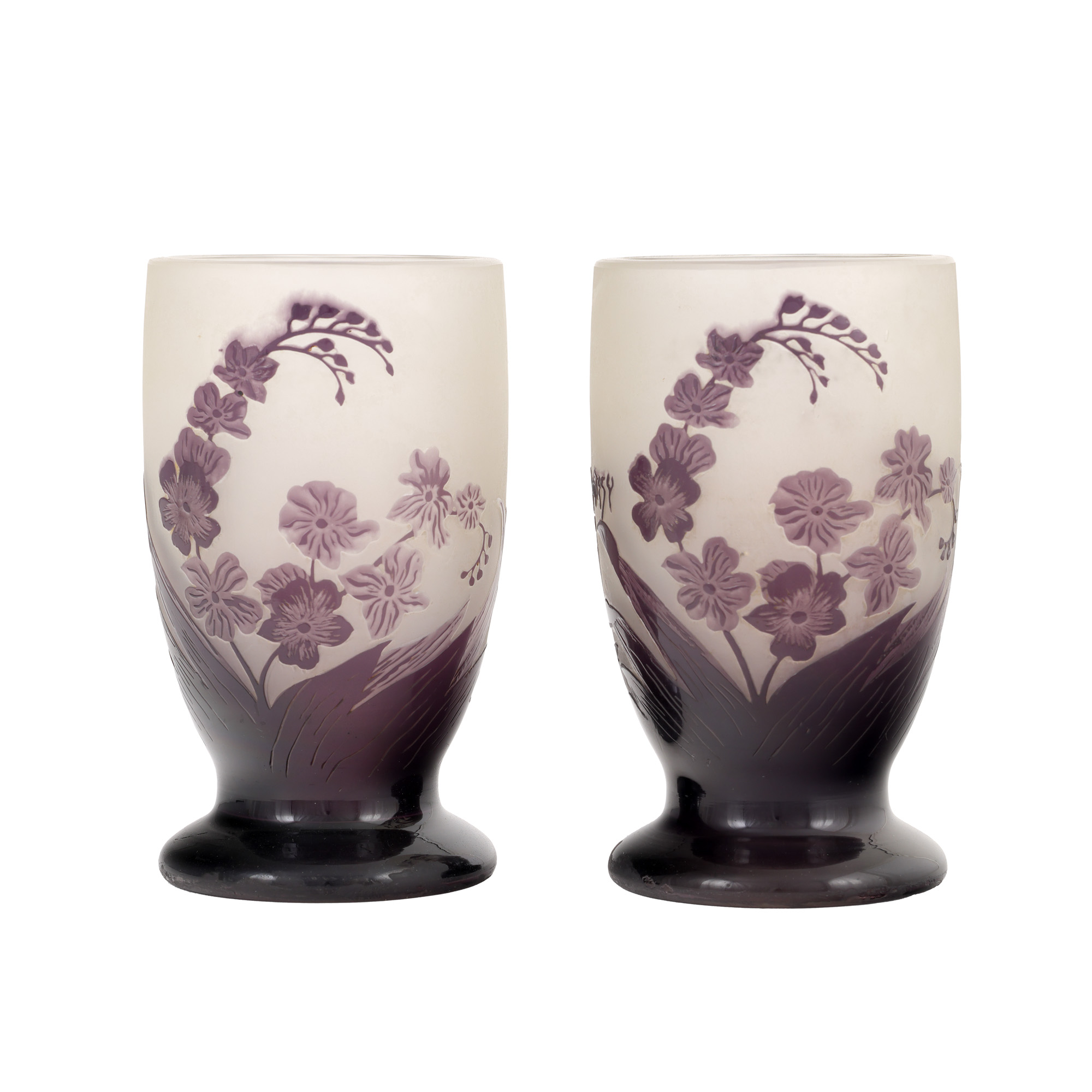 Pereche de vase Montesy, din sticlă, ornată cu violete, fabrica regală de sticlărie de la Azuga, cca. 1930