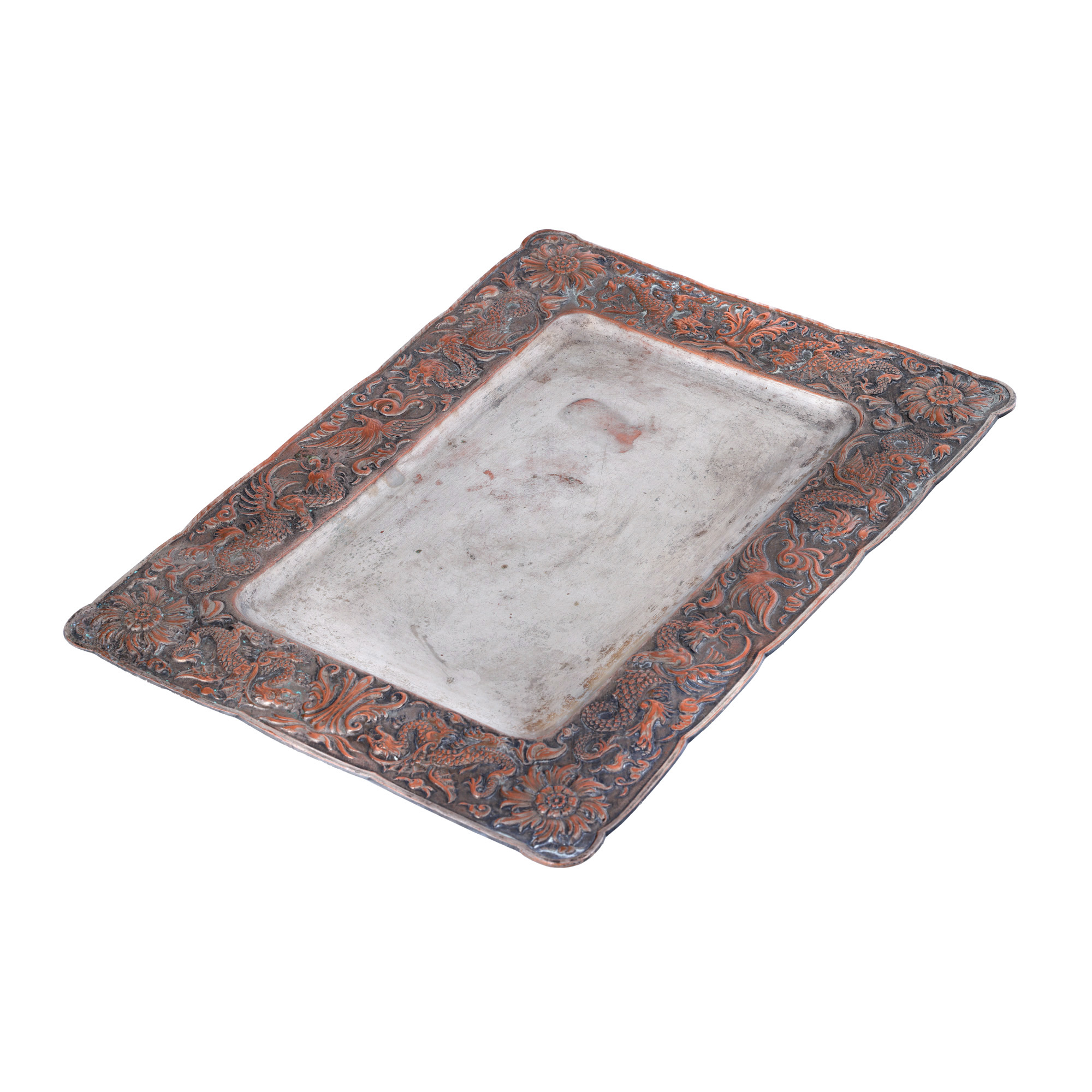 Tavă rectangulară de cupru argintat, decorată cu elemente florale și zoomorfe, perioada Meiji, Japonia, sfârșitul sec. XIX