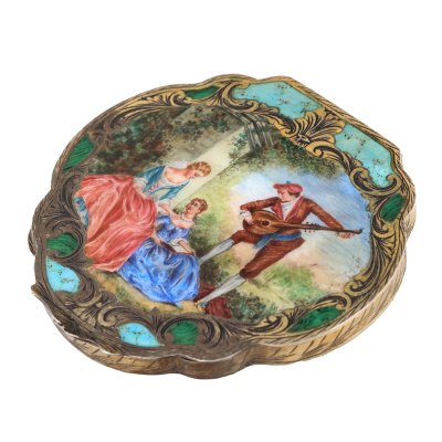 Cutie din argint aurit, decorată cu o scenă galantă în manieră Rococo, pictată în email, mijlocul sec. XX