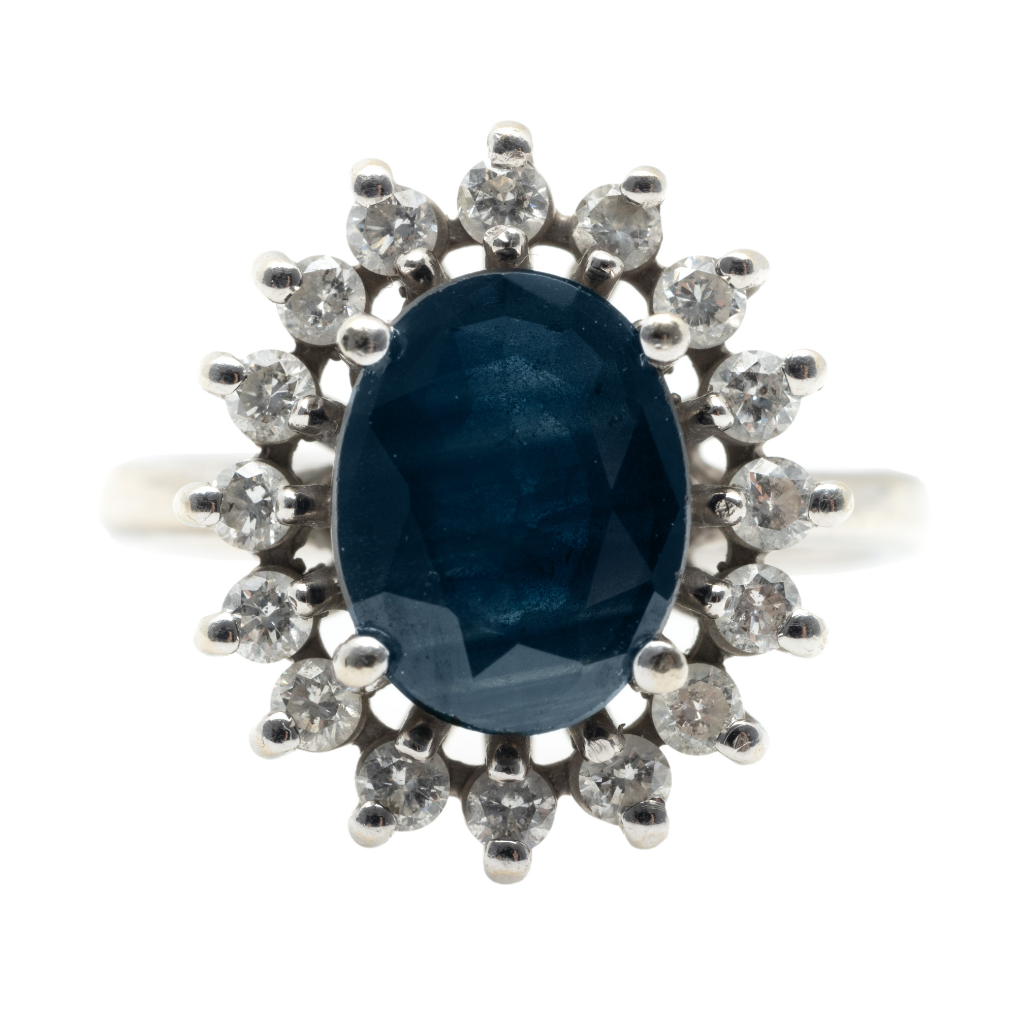 Inel din aur alb, decorat cu safir central, anturat de diamante