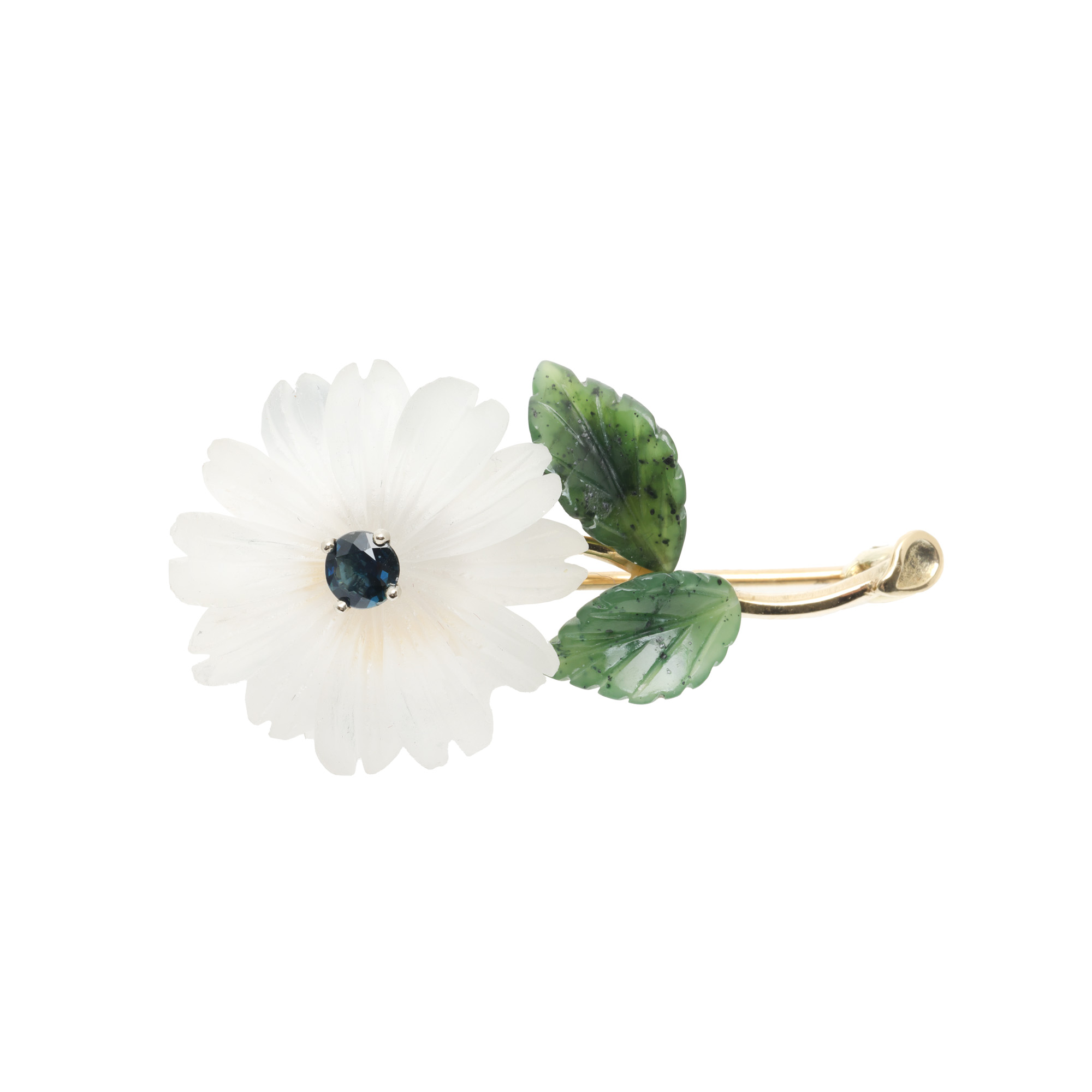 Broșă din aur, sub formă de floare, decorată cu nefrit, cuarț și safir