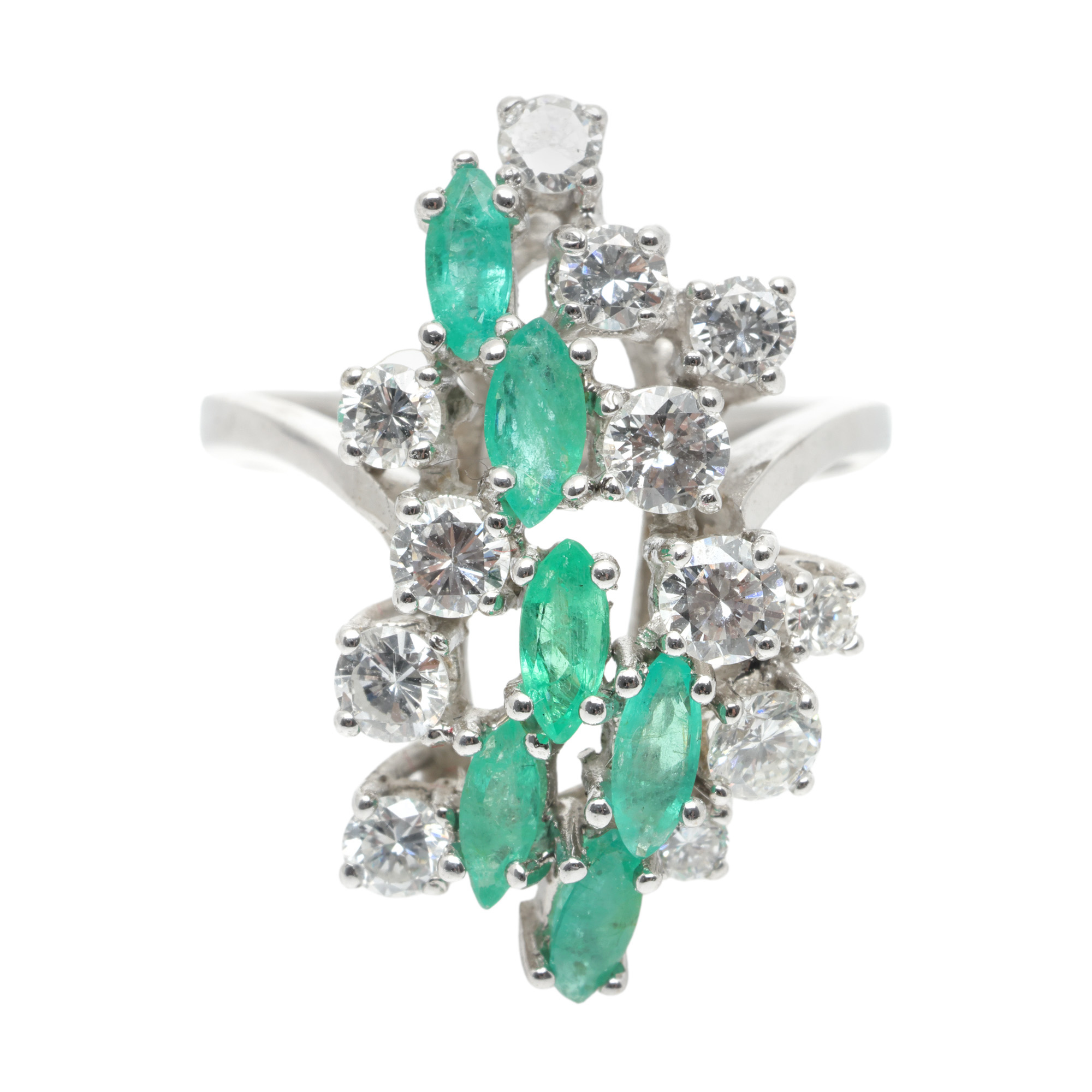 White gold ring, decorated with alternating diamonds and emeralds