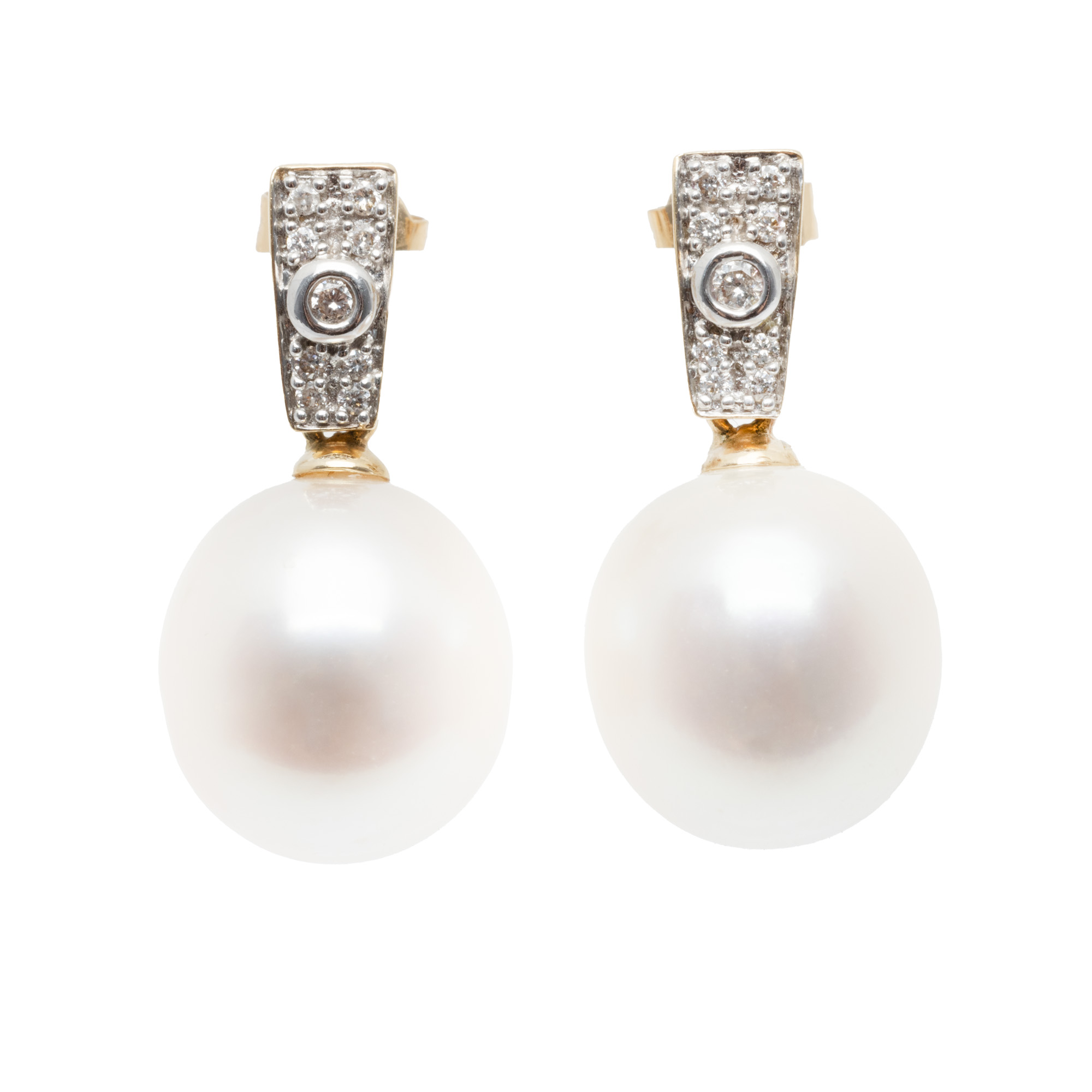 Pair of gold earrings, adorned with pearls