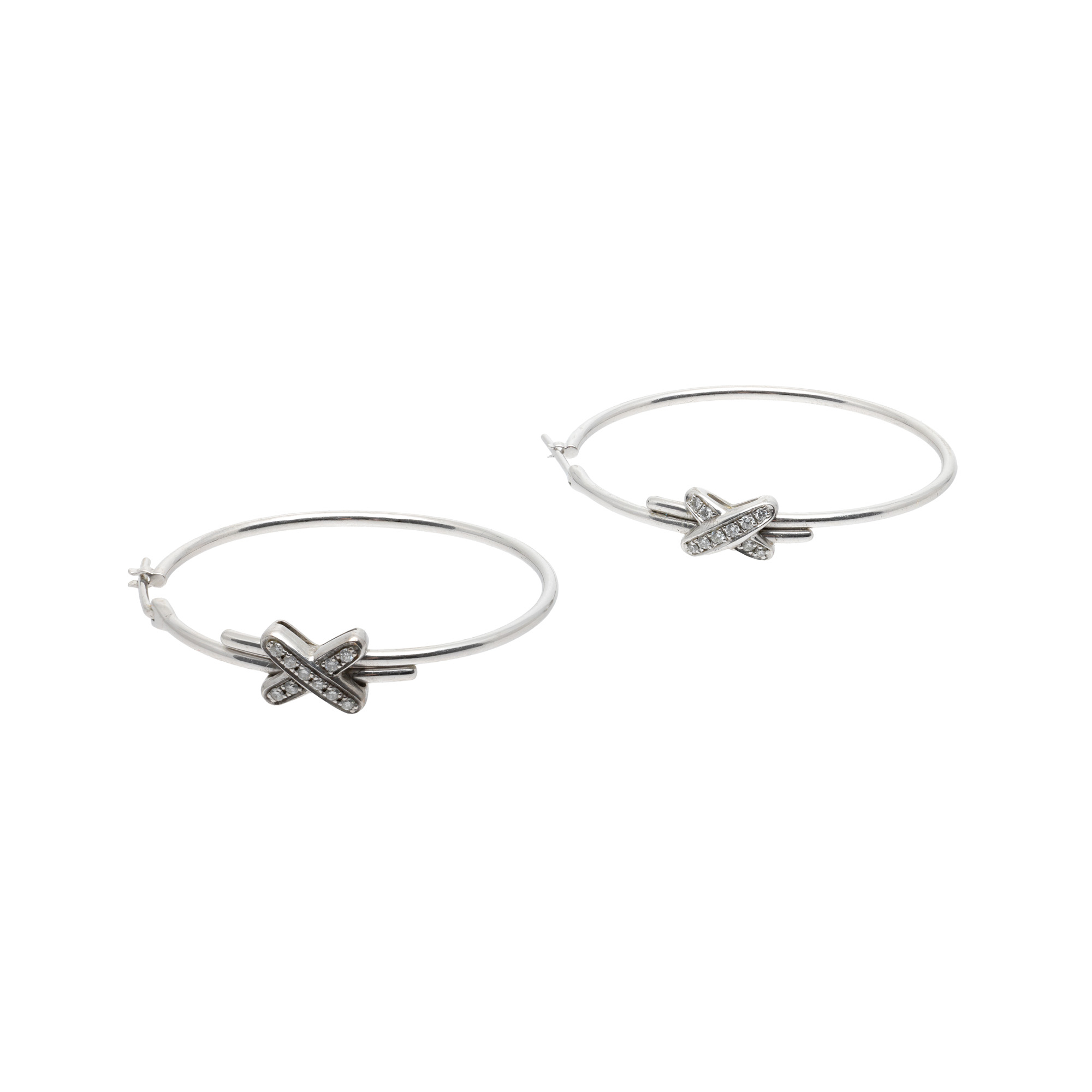 "Games of Links" - pair of Chaumet earrings, creole type, made of white gold, decorated with diamonds