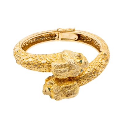 Zolotas Bracelet, made of solid gold, fixed, in the form of lion heads, decorated with emeralds