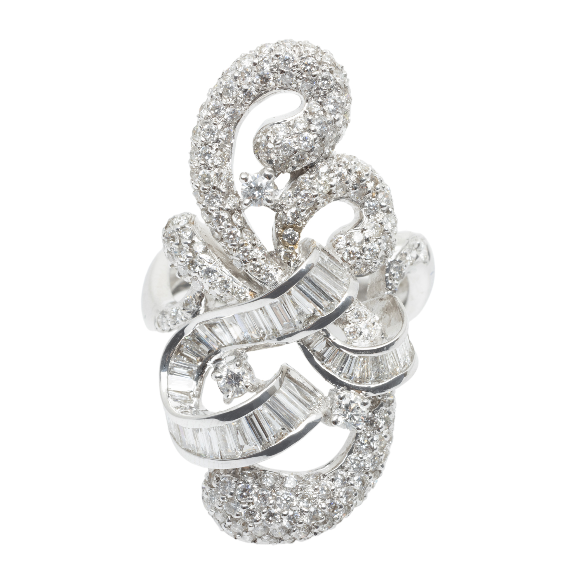 Impressive white gold ring, decorated with diamonds