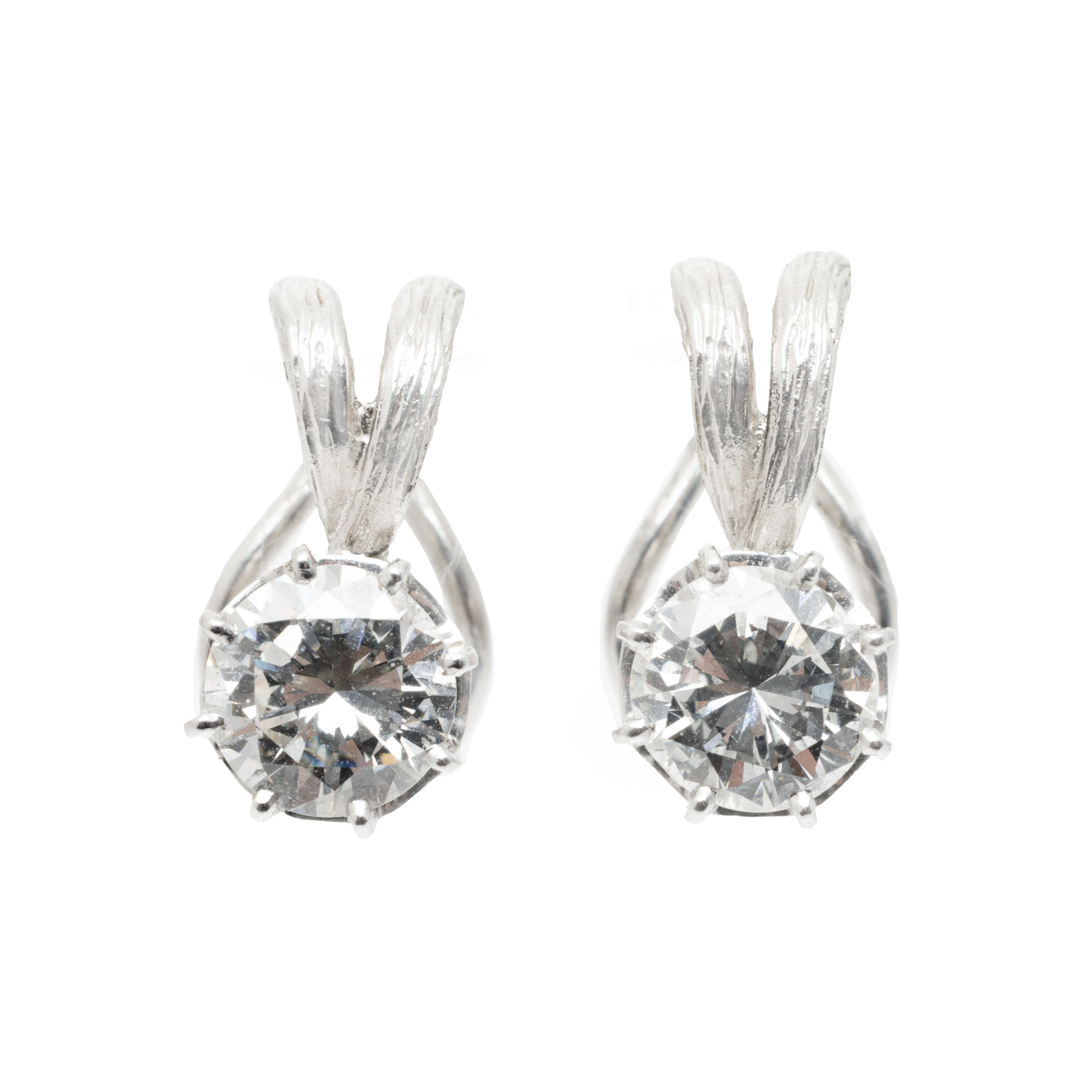 Pair of earrings in white gold and platinum, decorated with two diamonds approx. 2.00 ct.