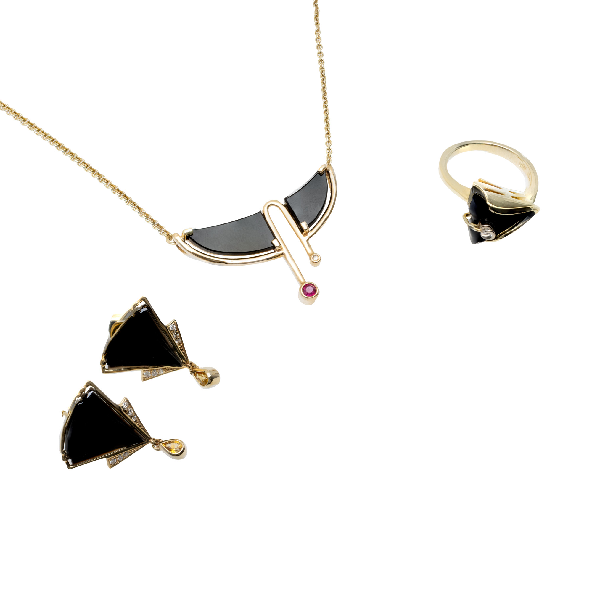 Art Deco set in gold, consisting of necklace, ring and pair of earrings, decorated with ruby, diamond, sapphires and onyx