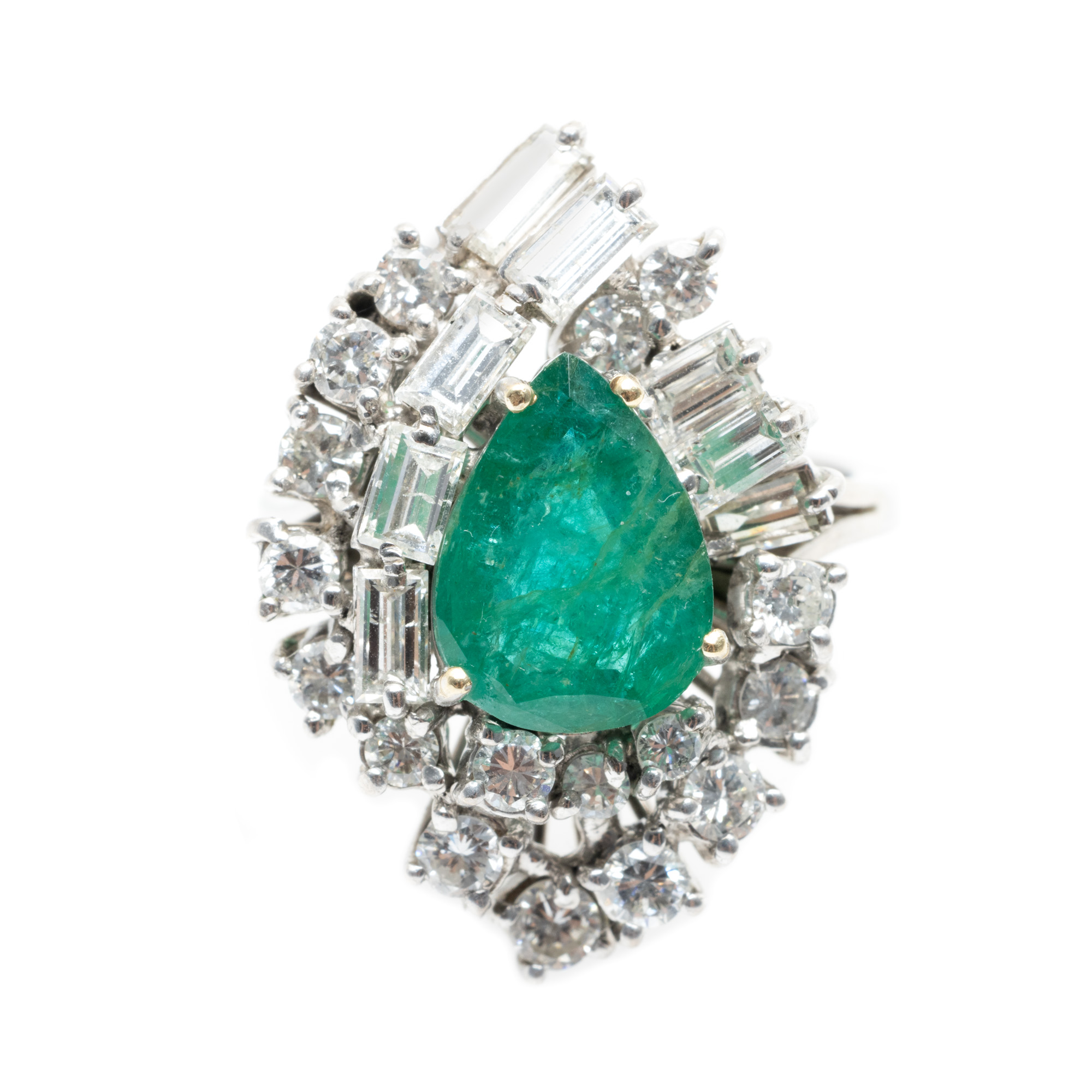 White gold ring, decorated with central emerald and diamonds