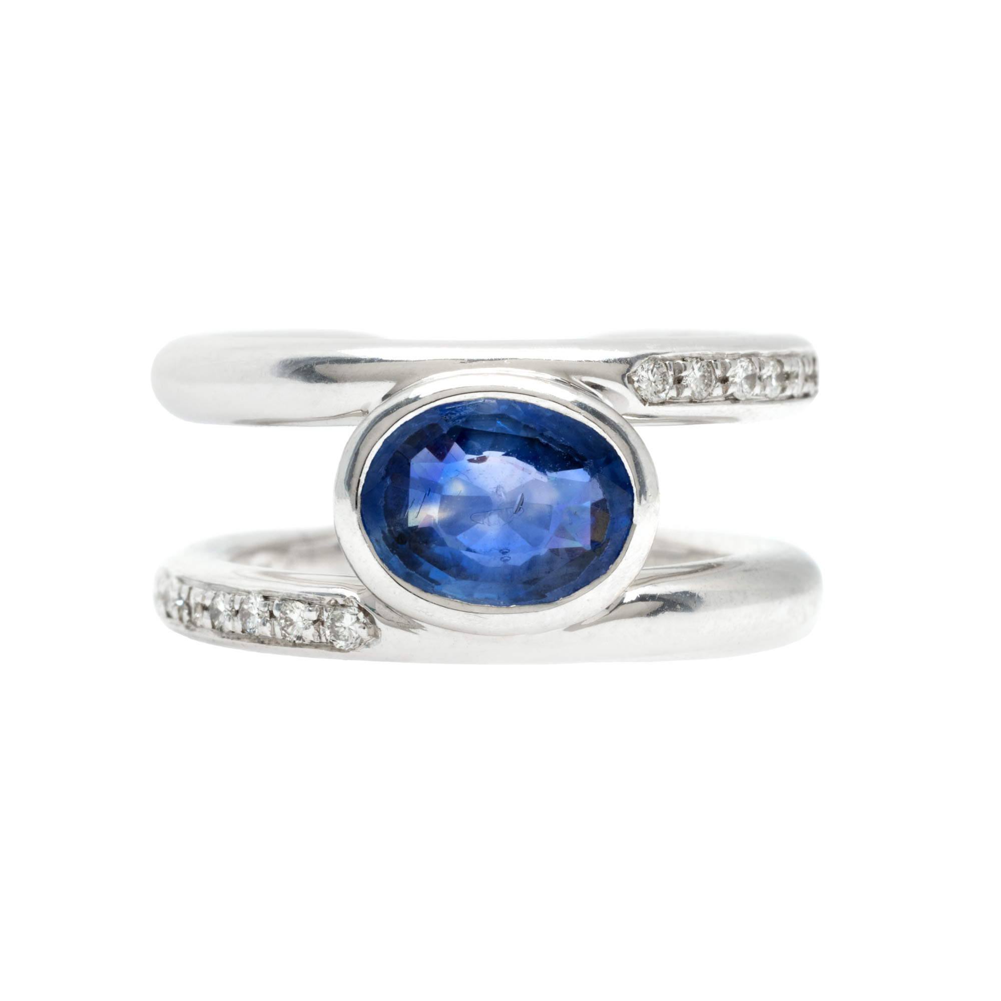 White gold ring, decorated with sapphire, surrounded by diamonds, accompanied by certificate