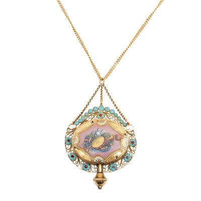 Lanț cu pandantiv muzical, din aur parțial filigranat, ornat cu două medalioane decorate cu email, sfârșitul sec. XIX