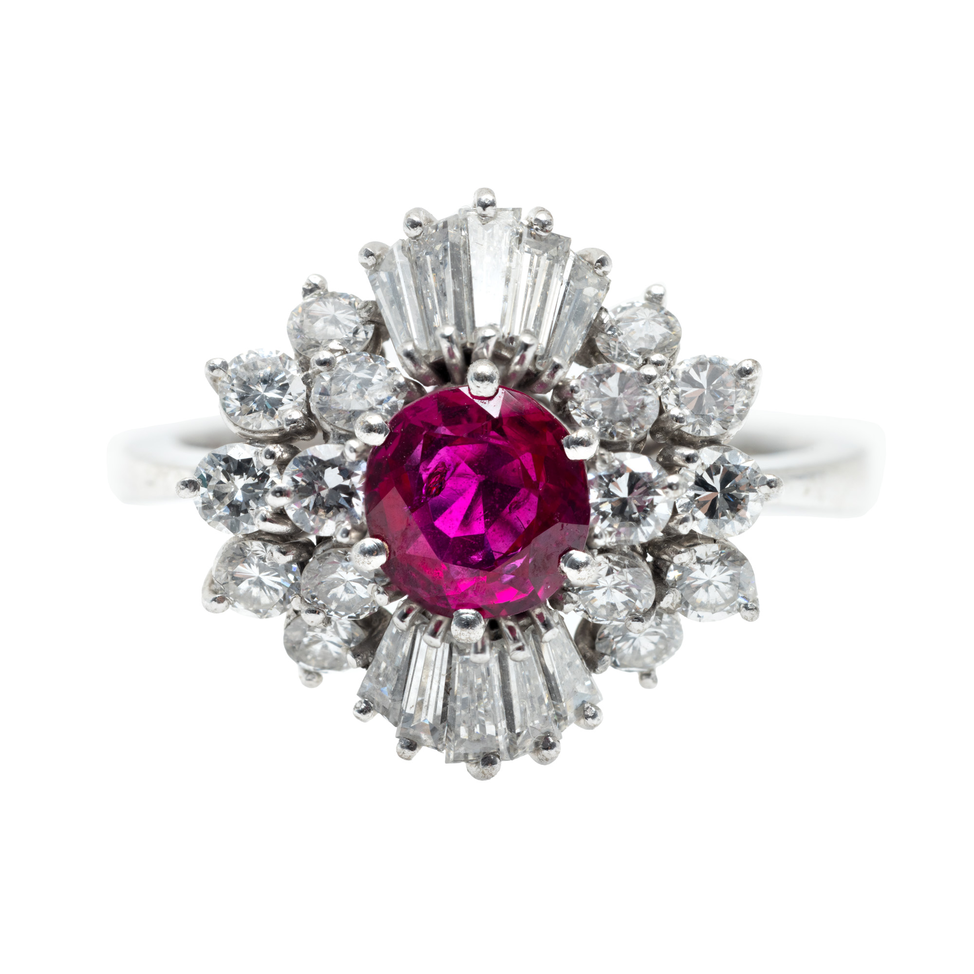 Inel din aur alb, decorat cu rubin central, anturat de diamante