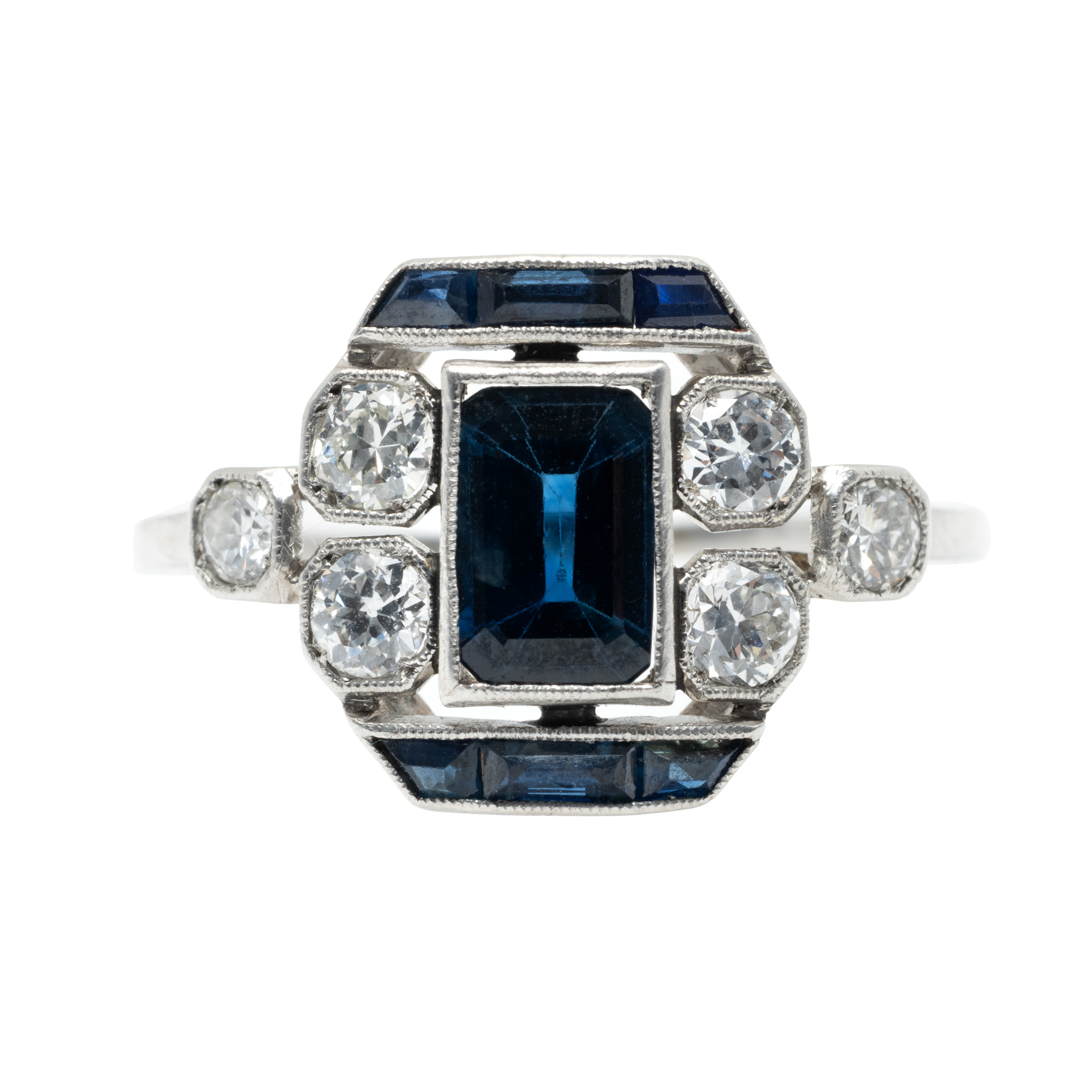 Inel Art Deco din platină, decorat cu safire și diamante