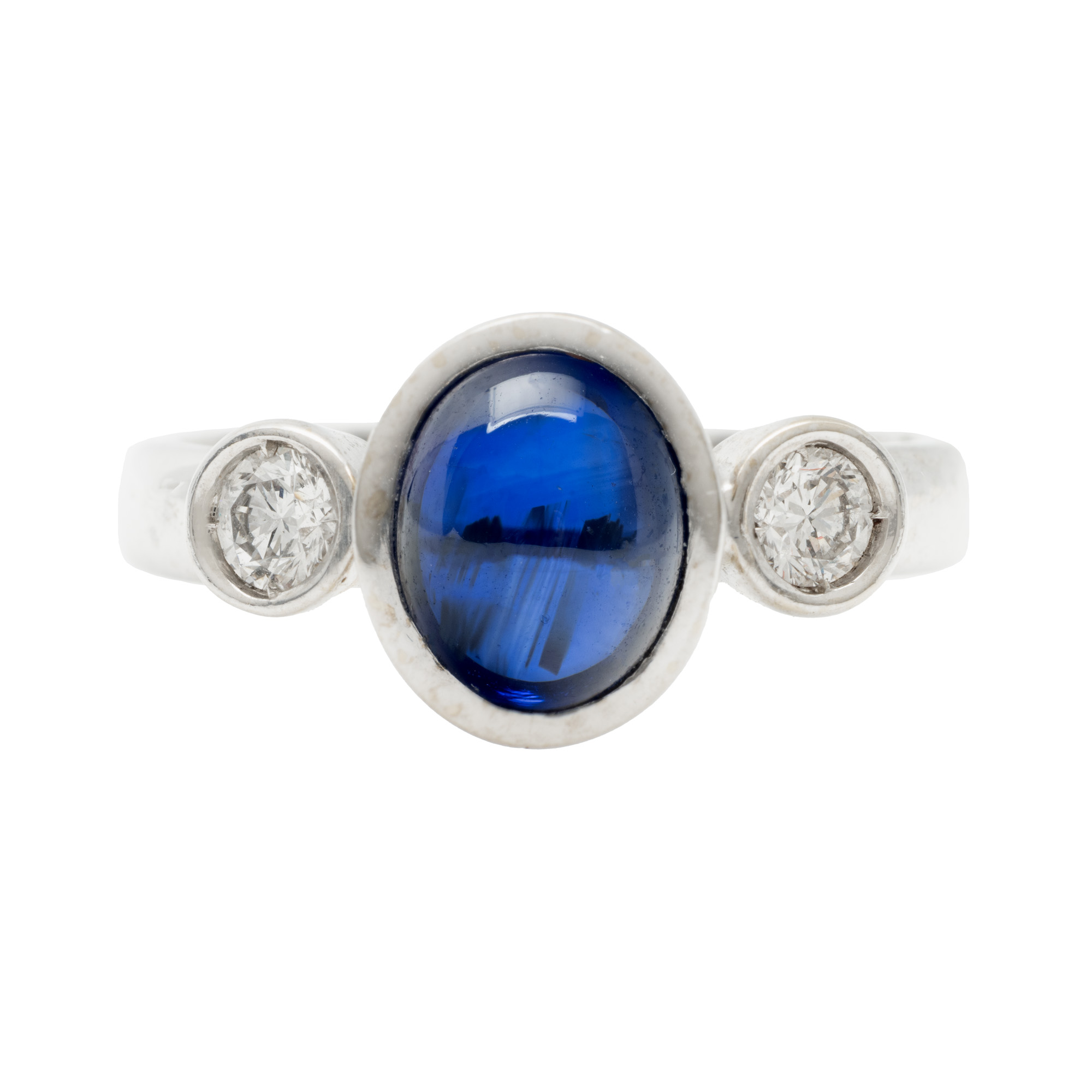 White gold ring, adorned with a sapphire and two diamonds