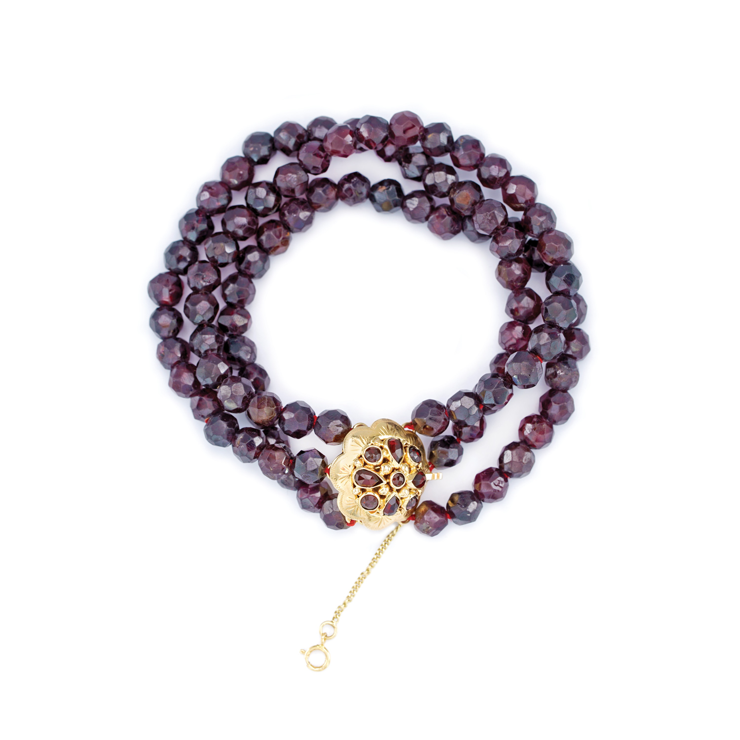 Bracelet with three strands of garnet beads, with gold clasps decorated with round and pear-shaped garnet