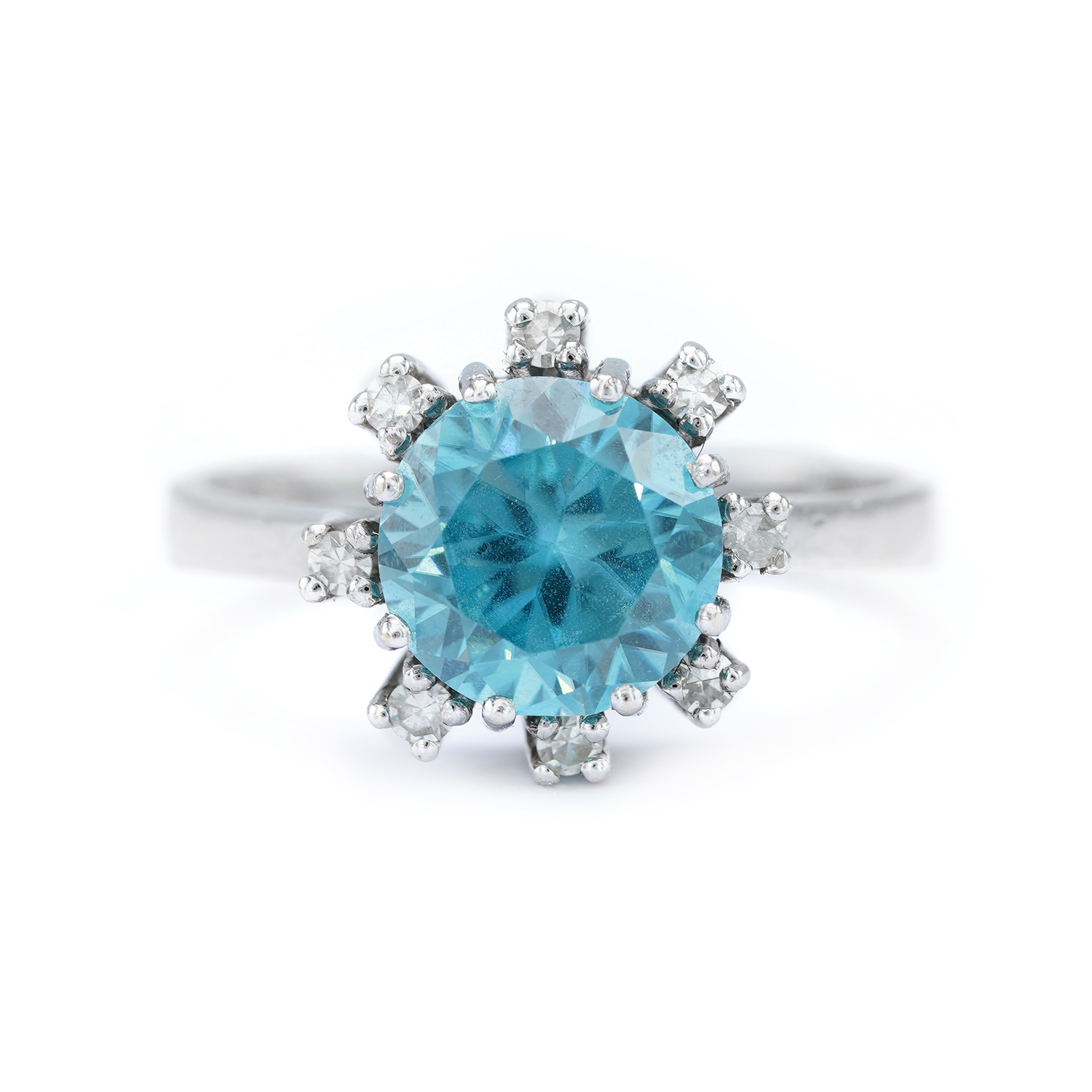 White gold ring, adorned with zircon and diamonds