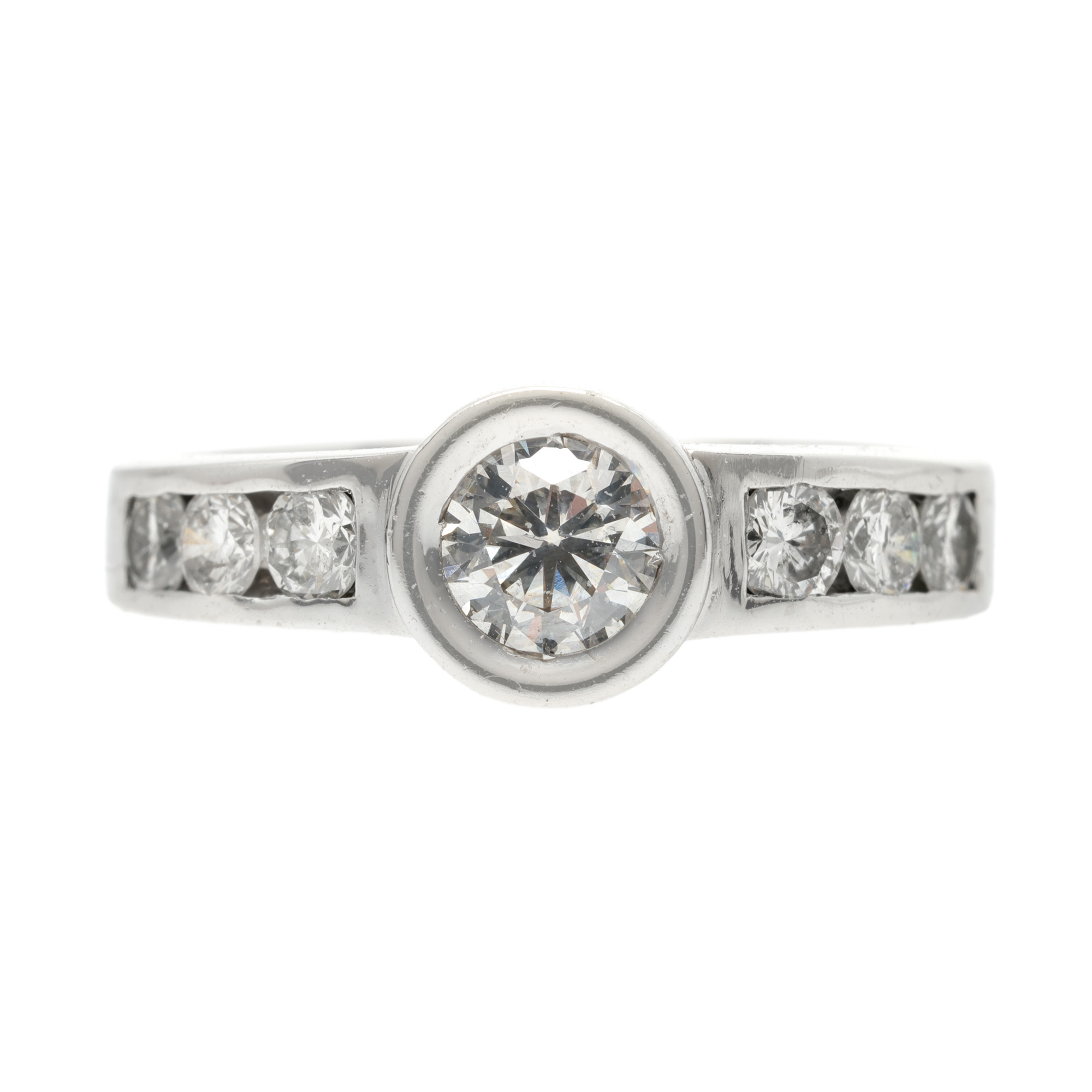 White gold ring decorated with a solitary diamond and adjacent diamonds