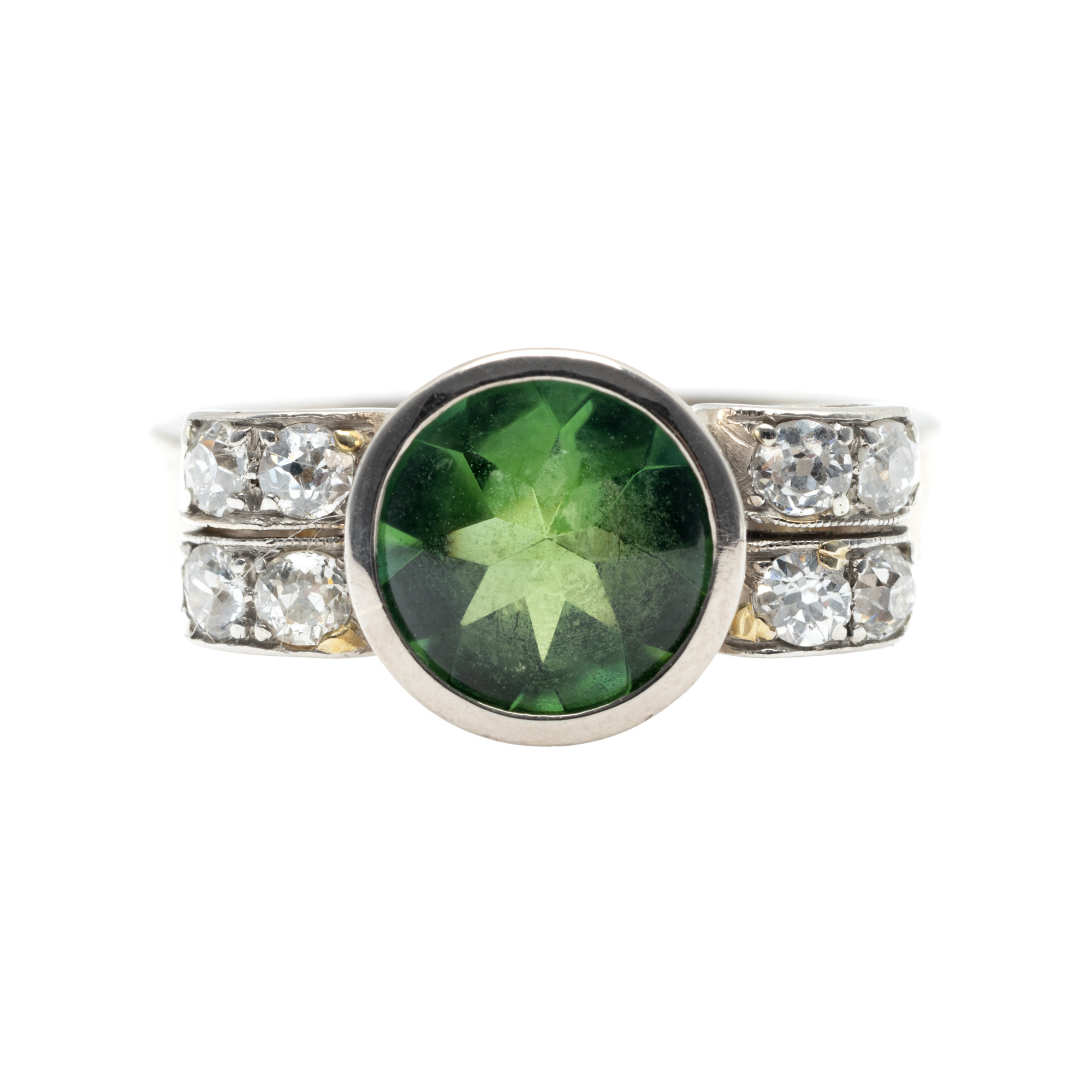 Inel din aur alb, ornat cu un peridot și diamante