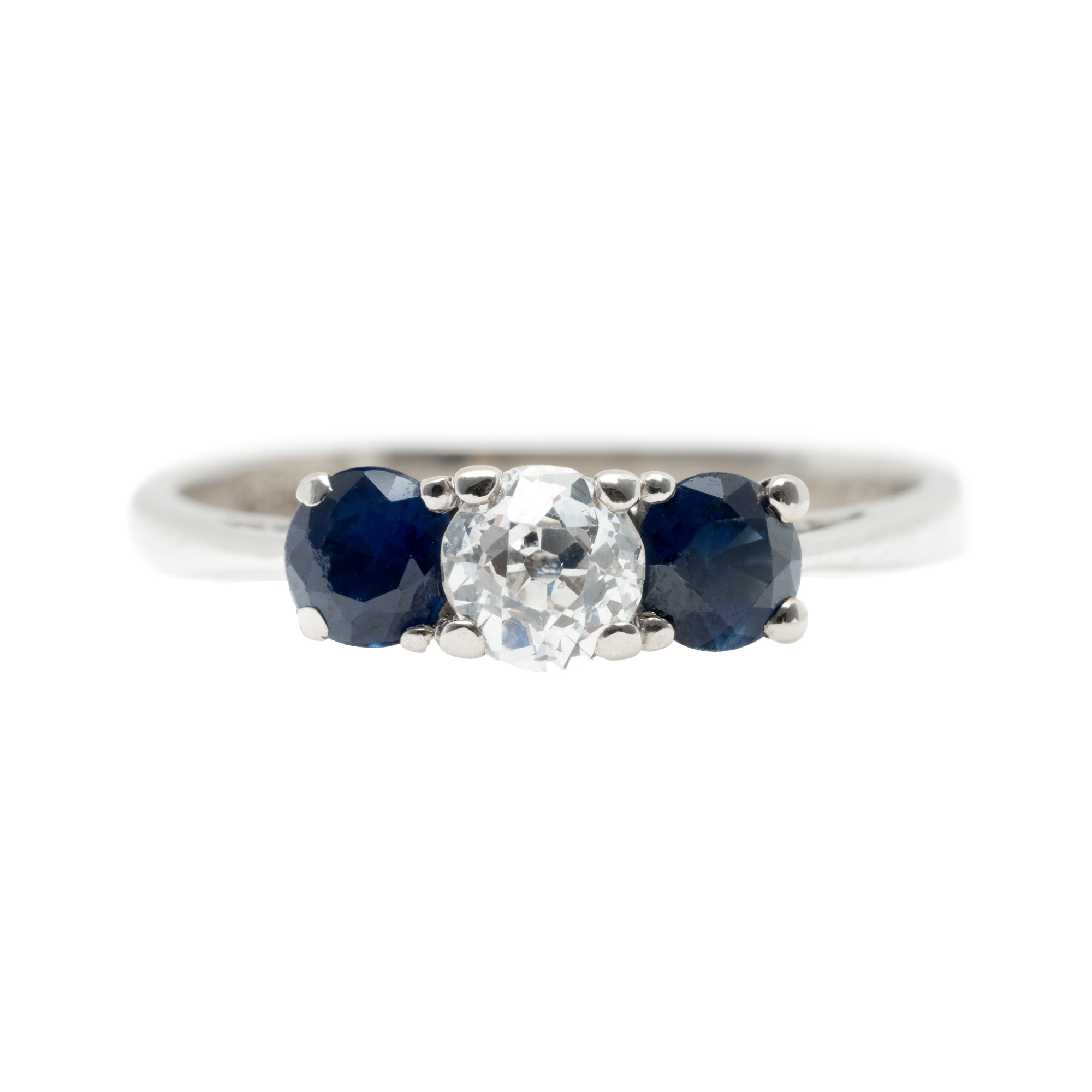 White gold ring, adorned with a diamond and two sapphires