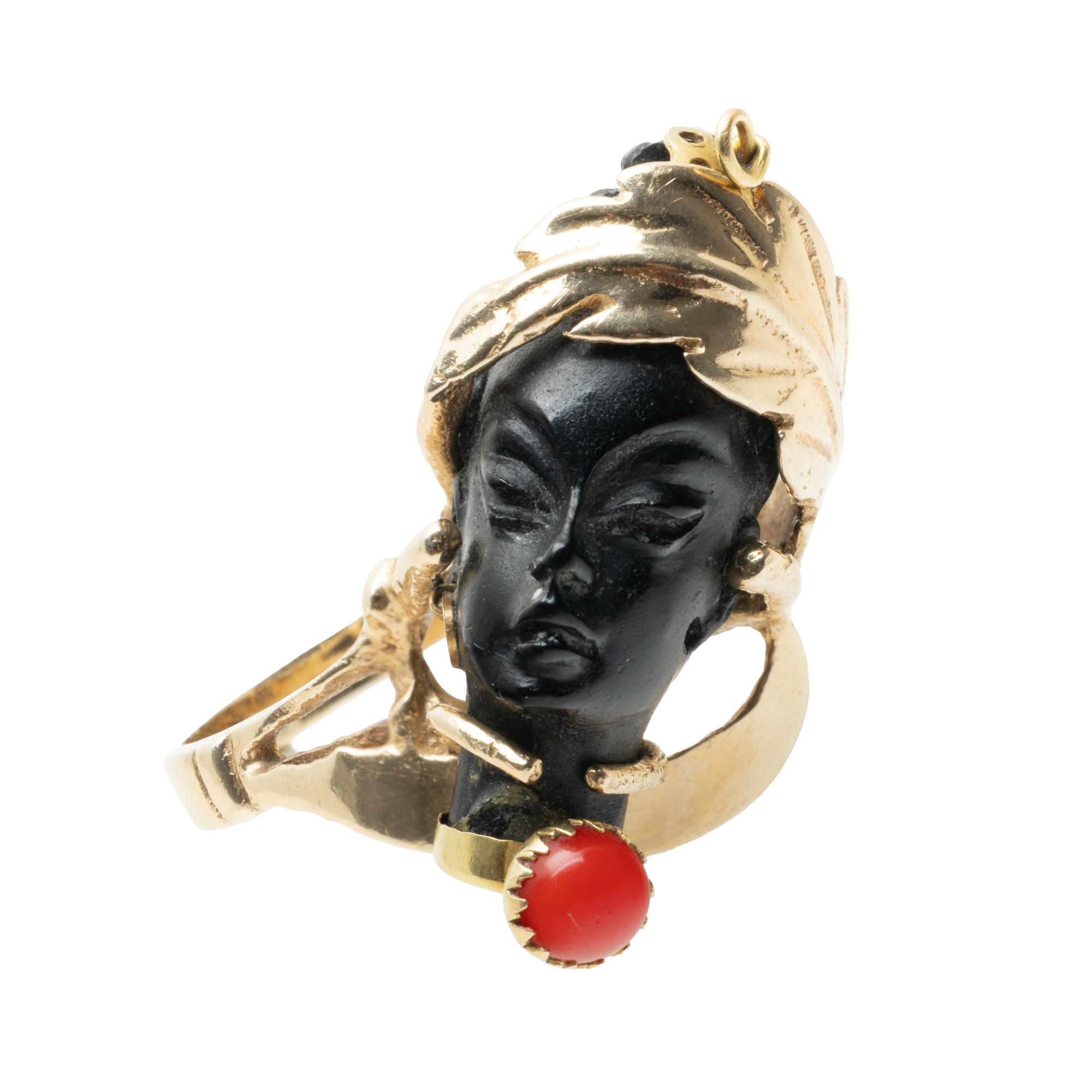 Corletto gold ring, decorated with coral
