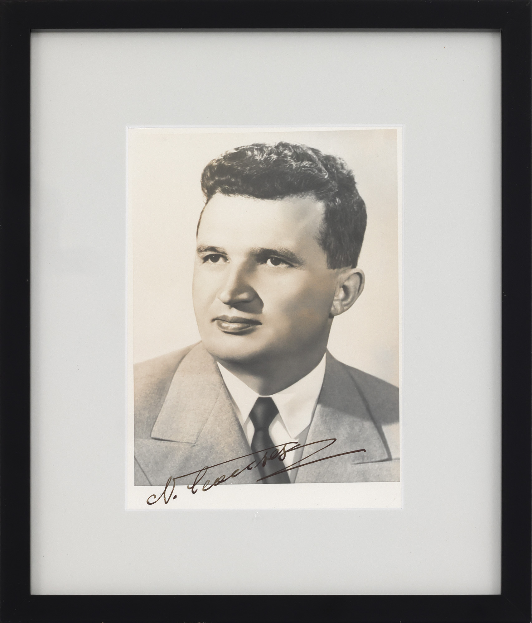 Fotografie semnată olograf de Nicolae Ceaușescu, cca. 1975
