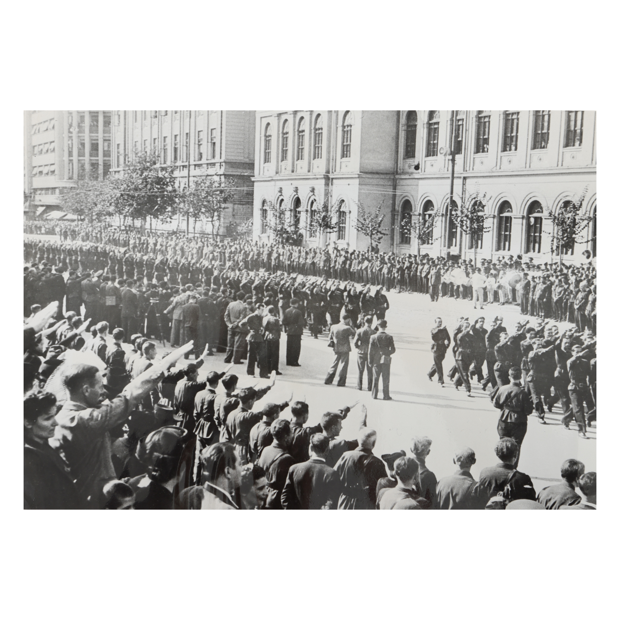 Fotografie de presă ilustrând un marș al Gărzii de Fier în fața Universității din București, 1940