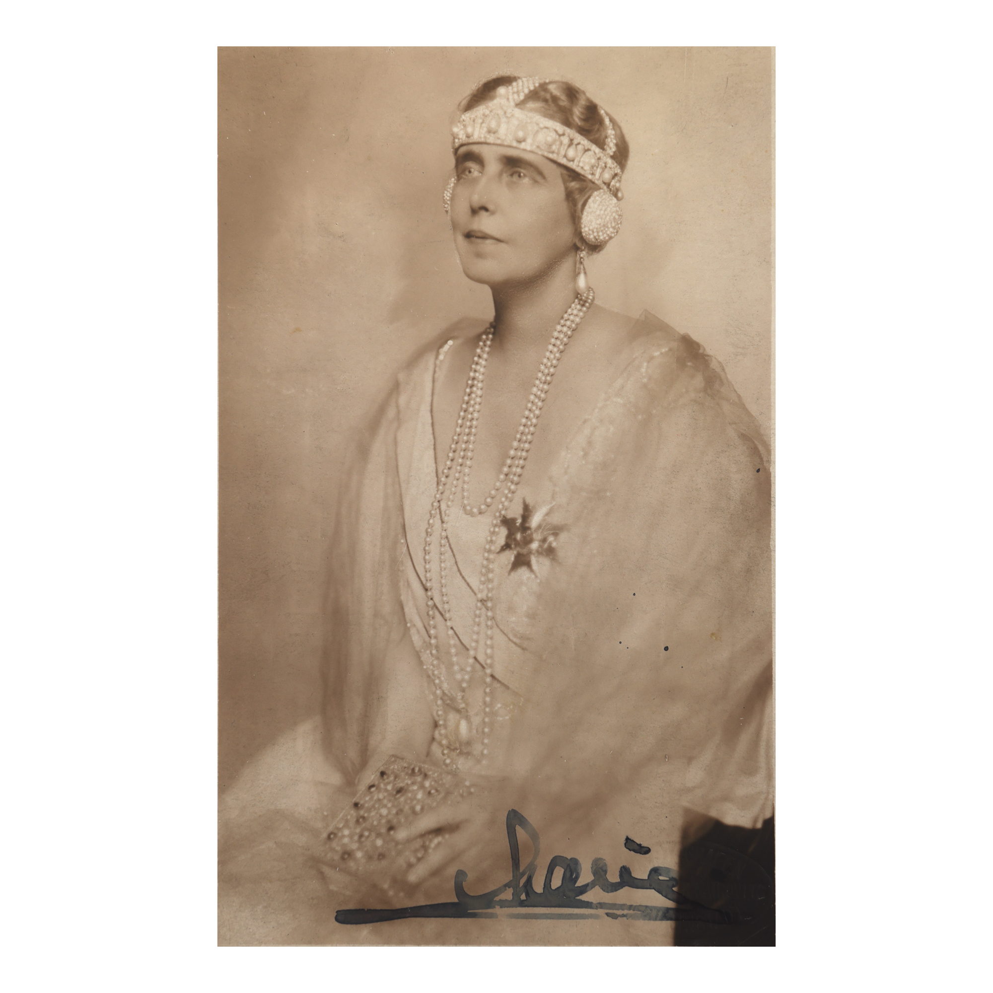 Carte poștală fotografică, ilustrând-o pe Regina Maria, semnată și redactată olograf de aceasta, 1926