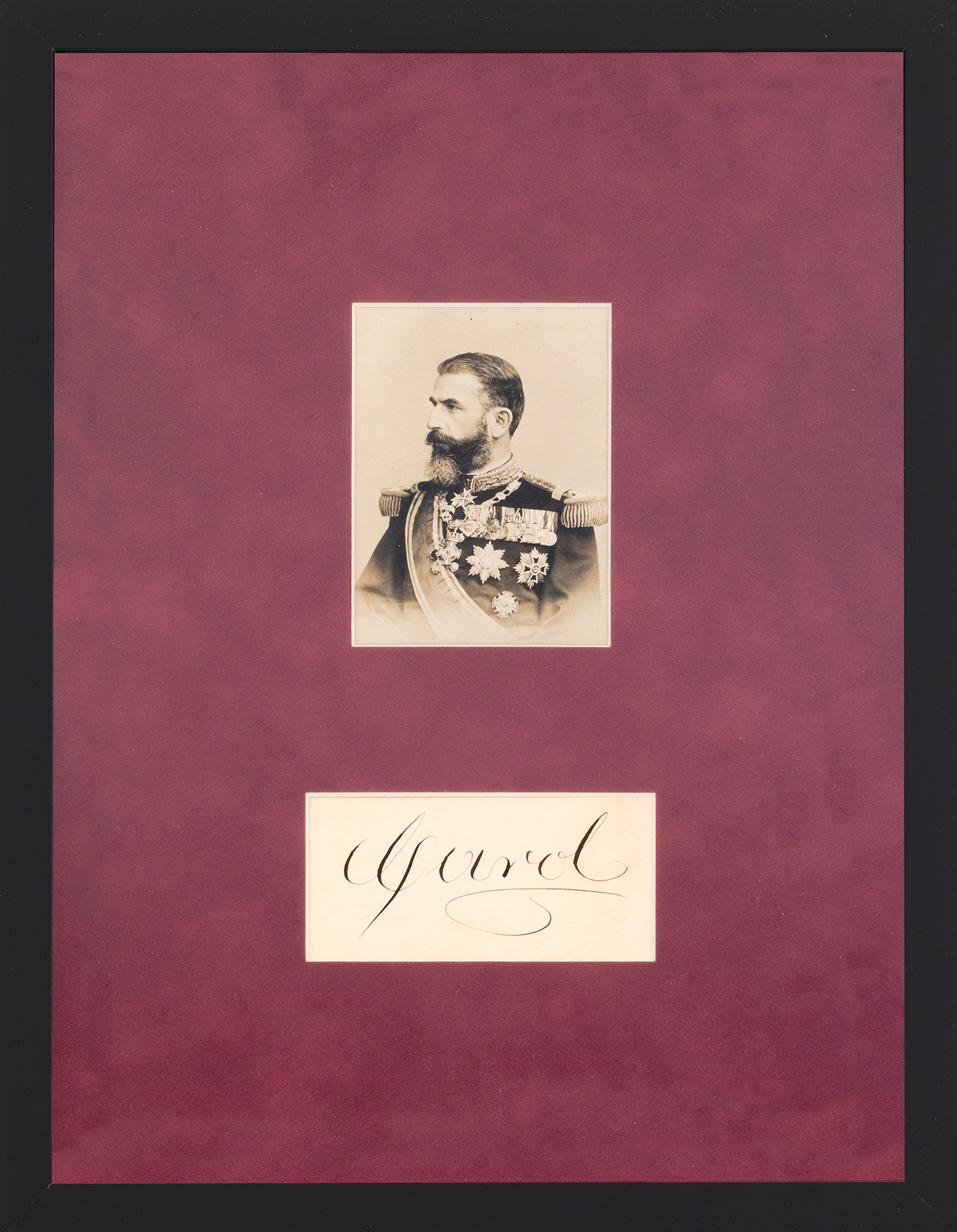 Lot format din carte poștală fotografică ilustrându-l pe Regele Carol I, cca. 1897, și semnătura olografă a regelui