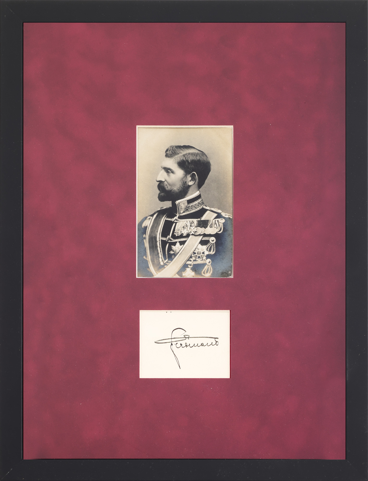 Lot consisting of a photographic postcard illustrating King Ferdinand, cca. 1922, and the king's holographic signature