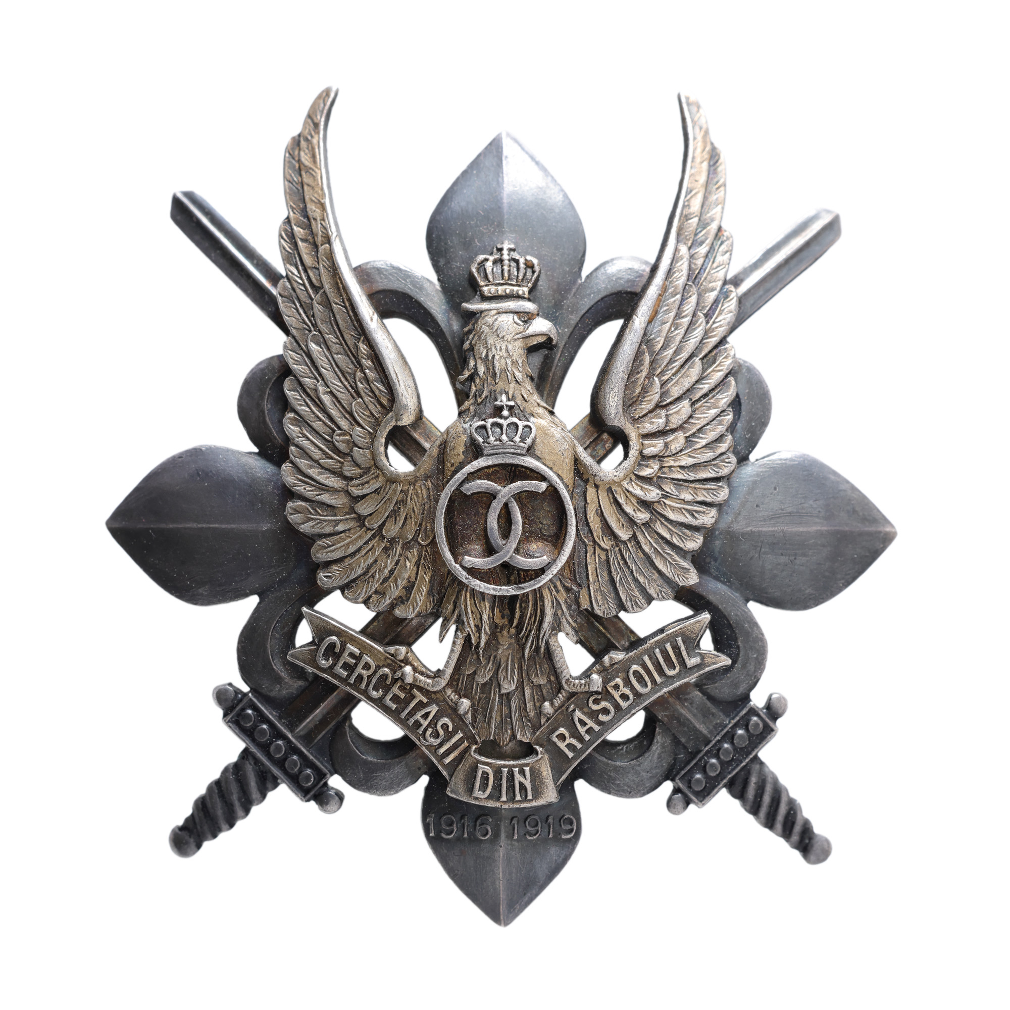 Insigna Cercetașilor României din Războiul de Întregire a Neamului 1916-1919, model Carol II, argint, manufactura Karnet-Kyselý, Praga, perioada interbelică, însoțită de miniatura acesteia