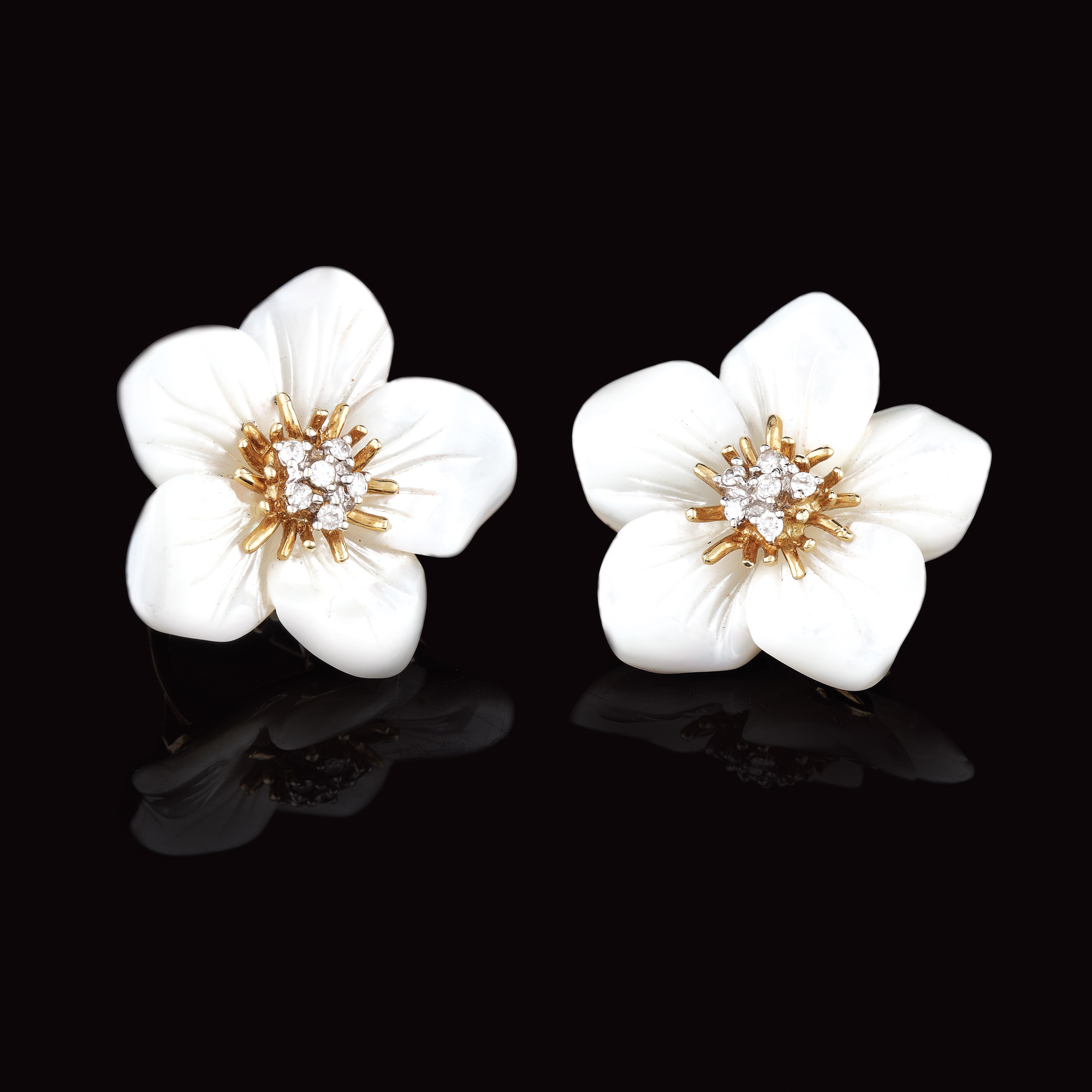 Pereche de cercei din aur, în model floral, decorată cu diamante 