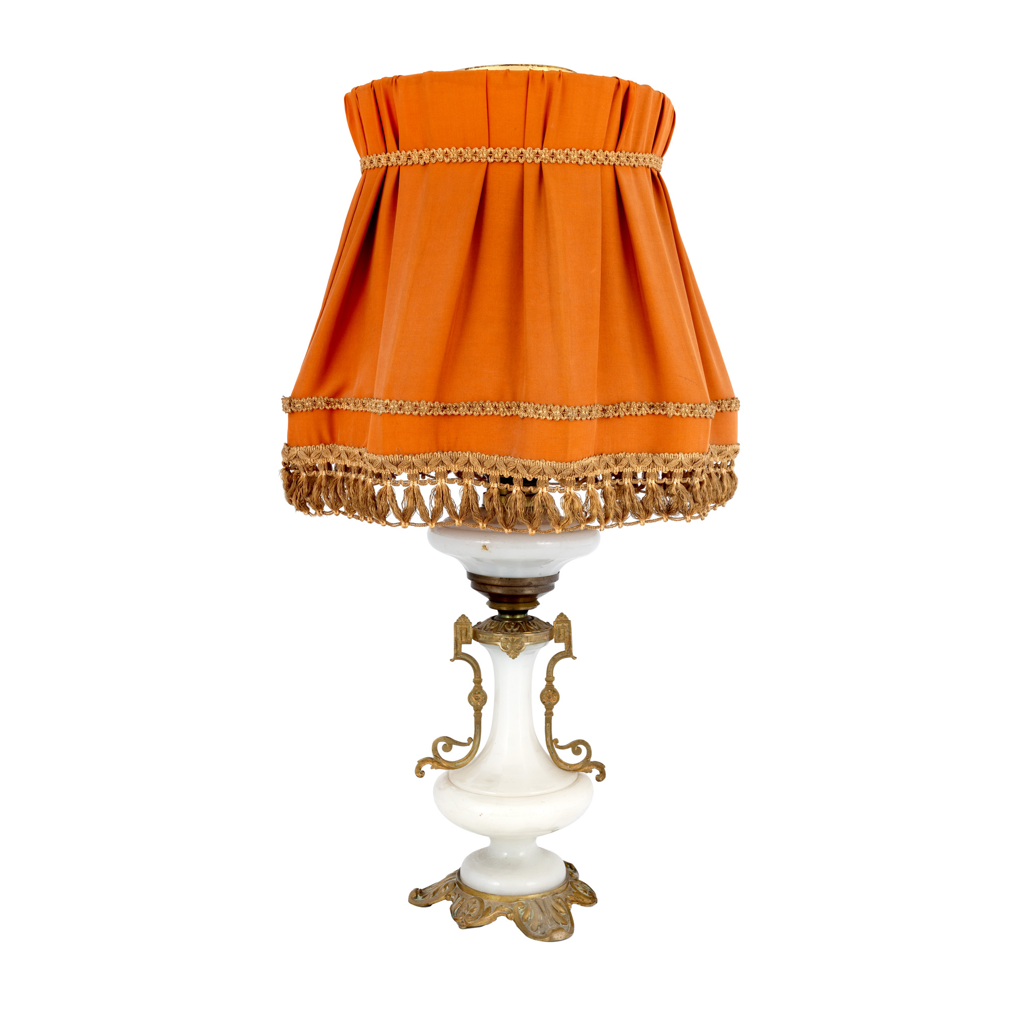 Lampă de birou, de inspirație Victoriană, din sticlă opalină, ornată cu elemente din bronz doré, începutul sec. XX