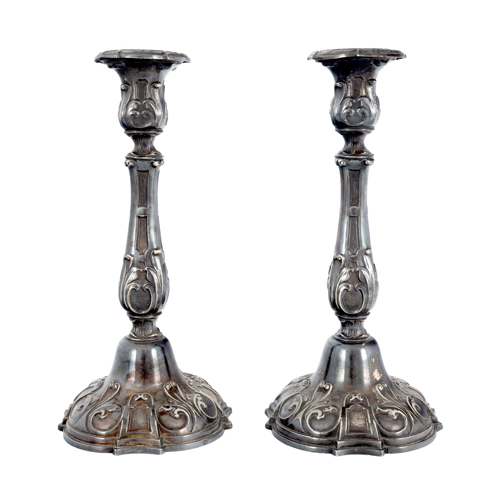 Pereche de sfeșnice argintate, ornate cu vrejuri vegetale, cca. 1900