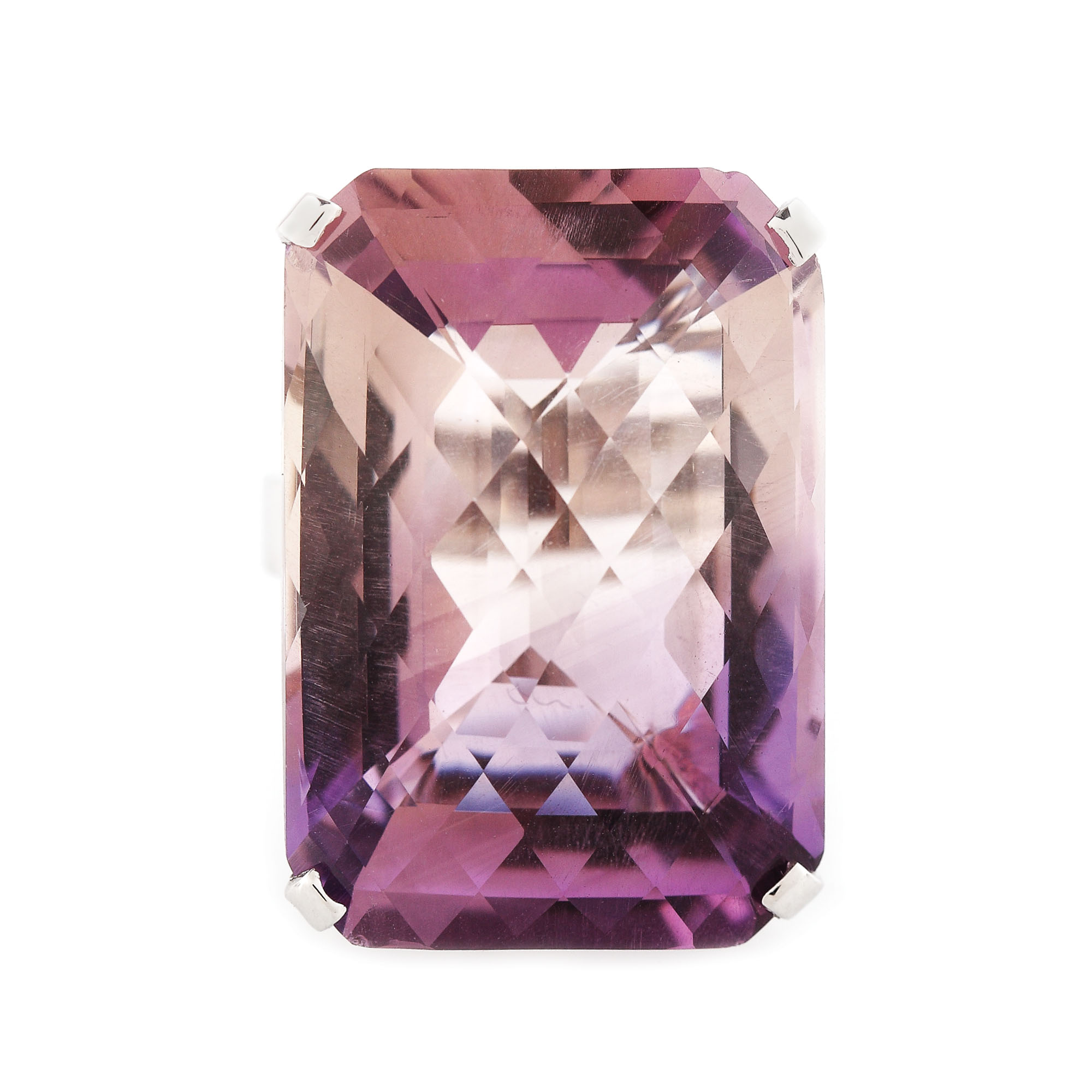 Inel din aur alb, decorat cu un superb ametrin cca. 47,54 ct.