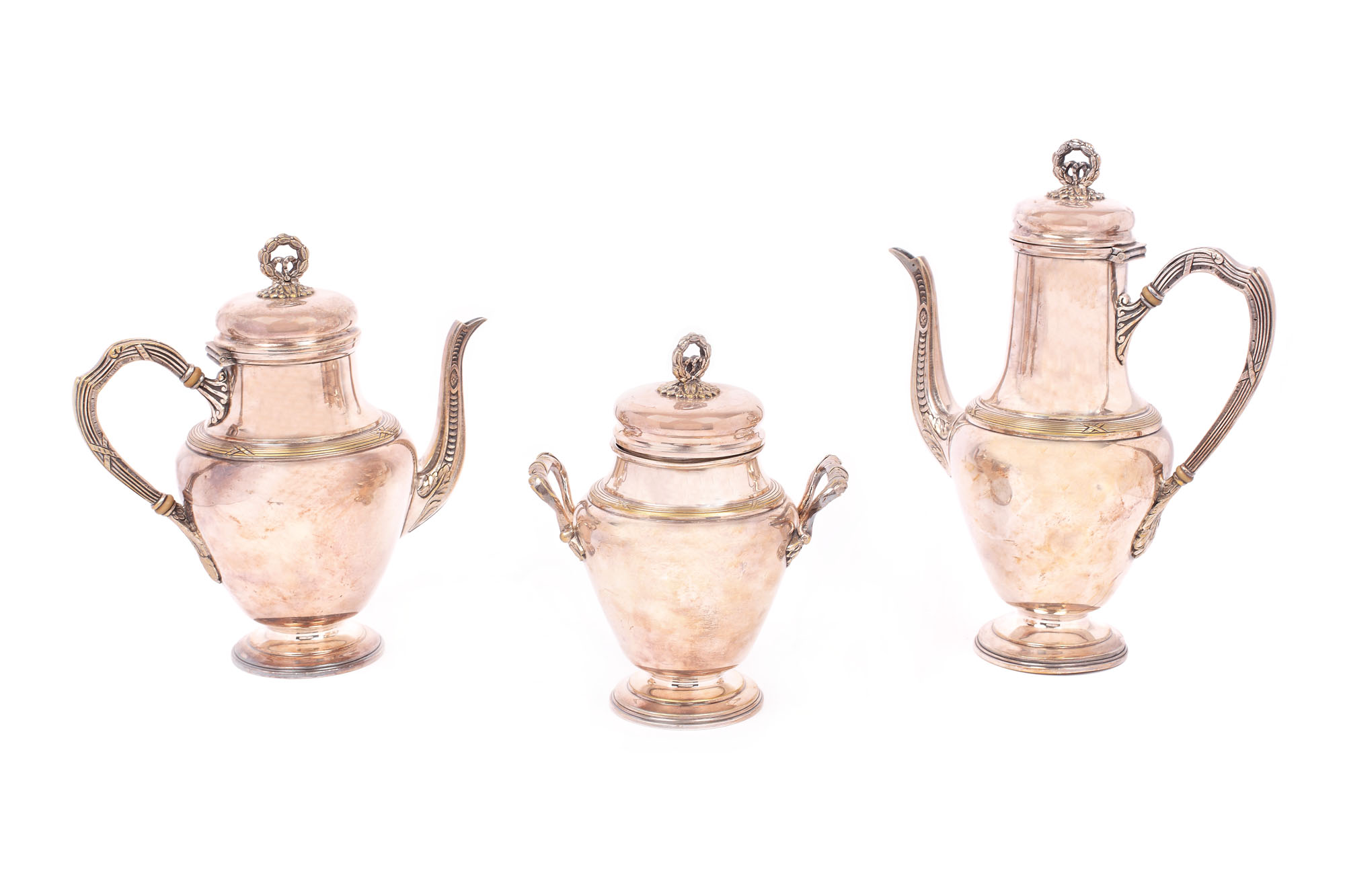 Elegant serviciu de ceai și cafea, format din ceainic, cafetieră și sucrieră, în stil Neoclasic, decorat cu rubane și ghirlandă de laur