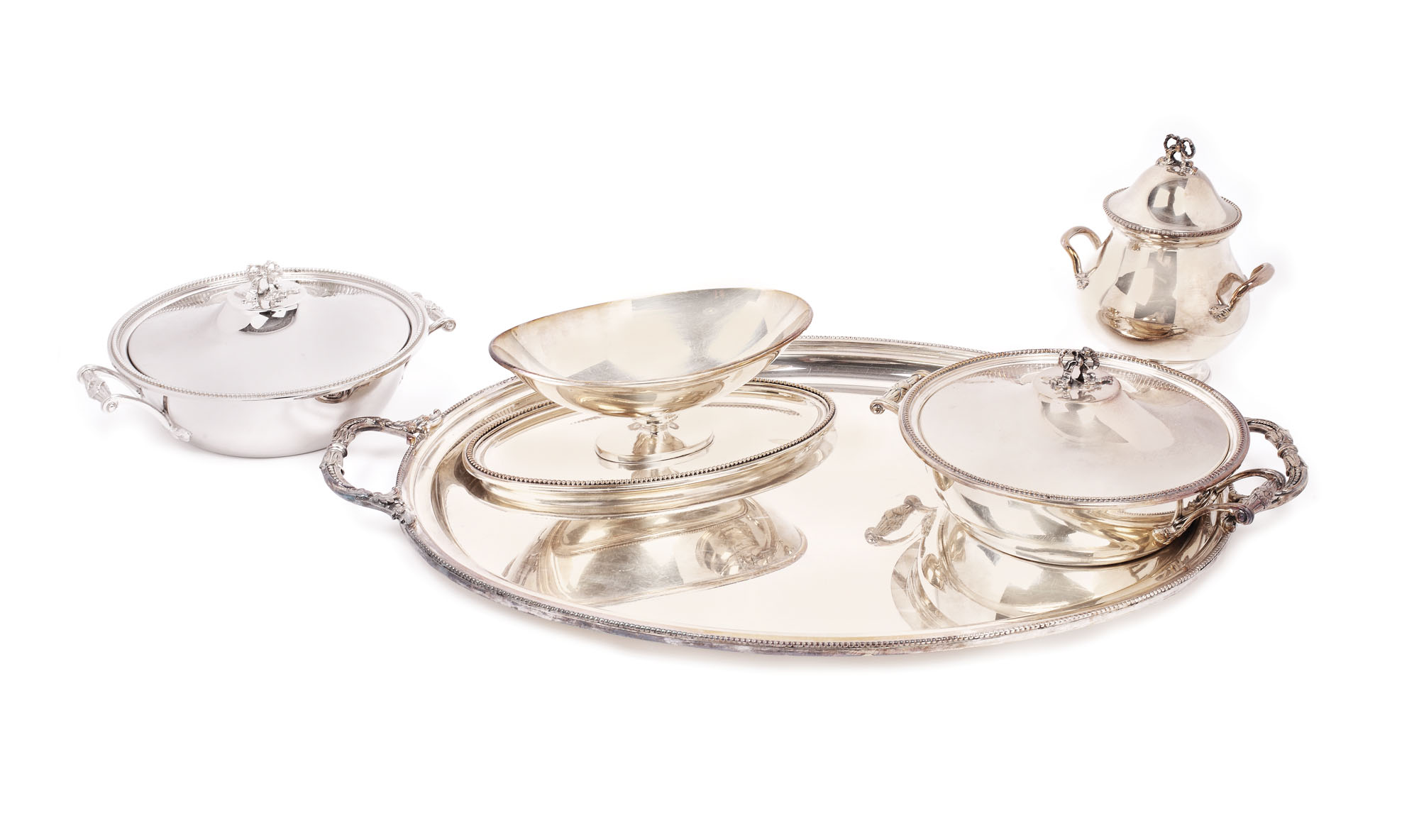 Set de masă cu tavă, legumiere și sosieră, manieră Louis XVI, decorate cu borduri perlate și rubane