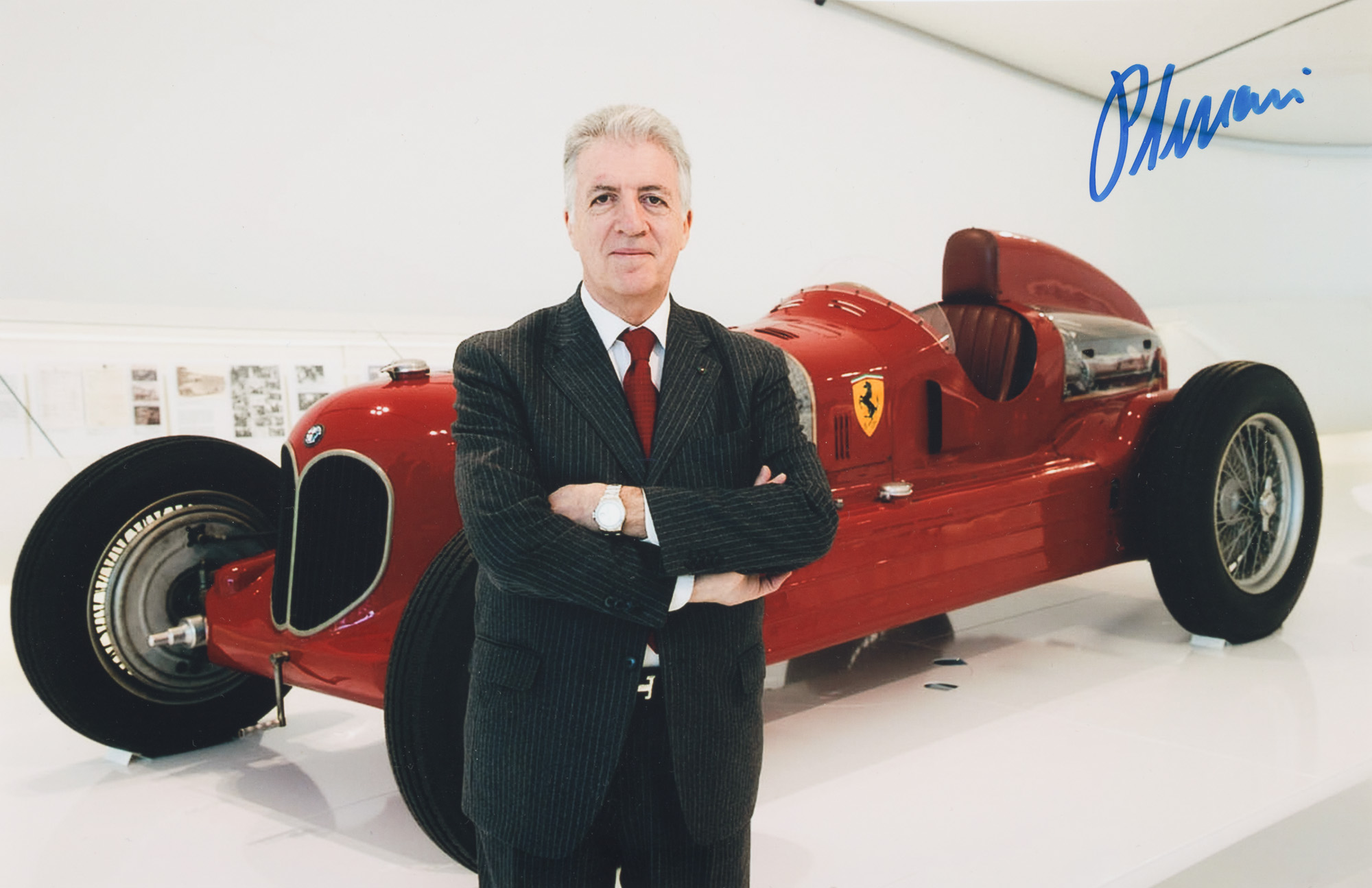 Fotografie reprezentându-l pe Piero Ferrari, cu semnătura olografă a acestuia