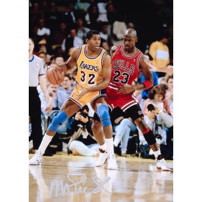 Fotografie reprezentându-i pe Magic Johnson și Michael Jordan, cu semnătura olografă a lui Magic Johnson, însoțită de certificat de autenticitate