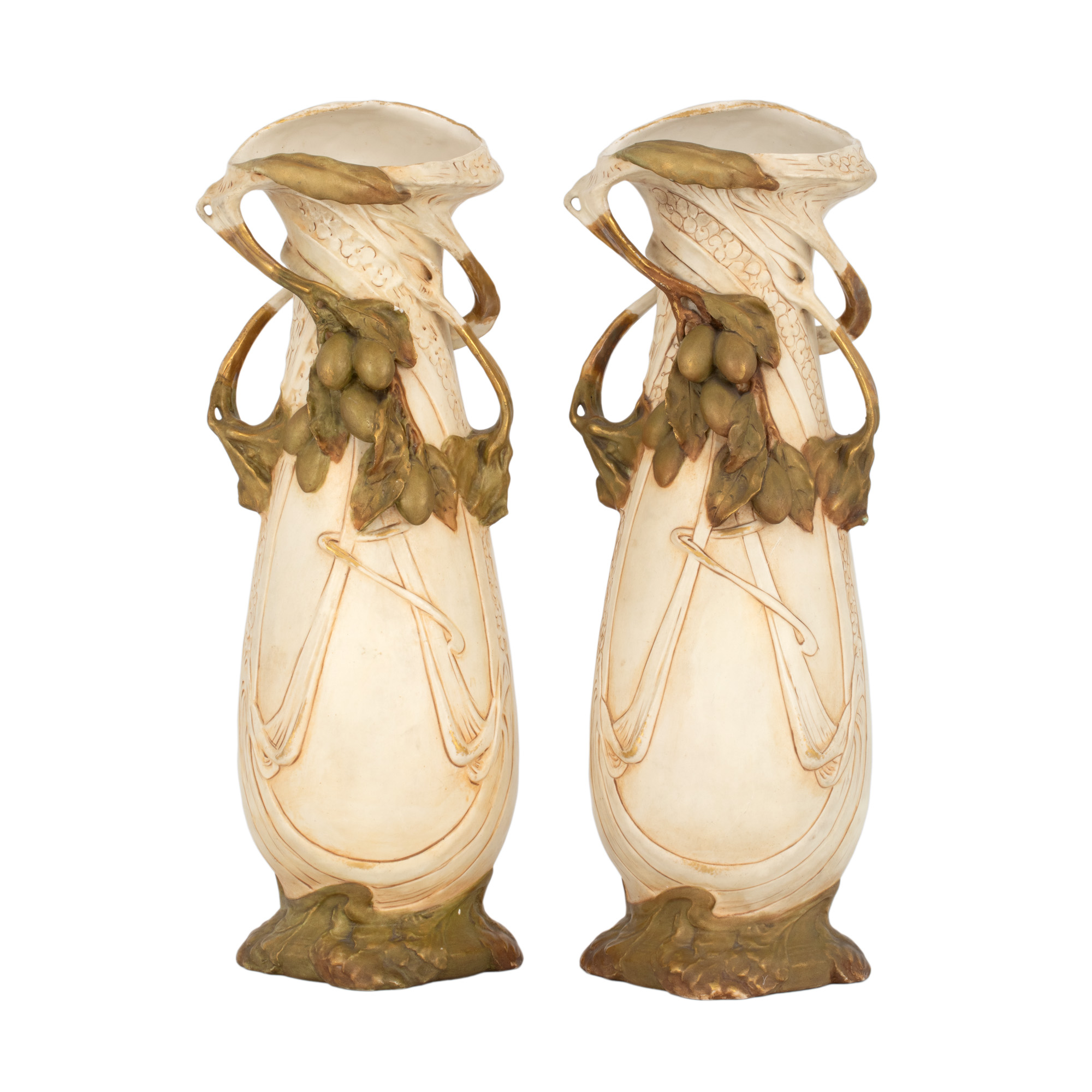 Pereche de vase Royal Dux, în stil Art Nouveau, din ceramică, ornate cu motiv viță-de-vie, cca. 1910