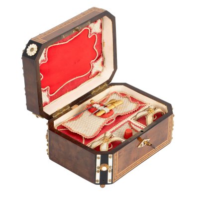 Napoleon III style sewing box, made of wood, decorated with mother-of-pearl, end of 19th century