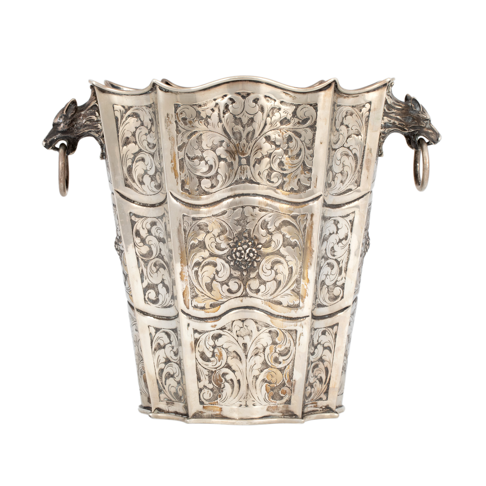 Frapieră din argint, decorată cu vrejuri vegetale, cu mânere cap de lup, atelier Ganci Argenterie, Milano, mijlocul sec. XX