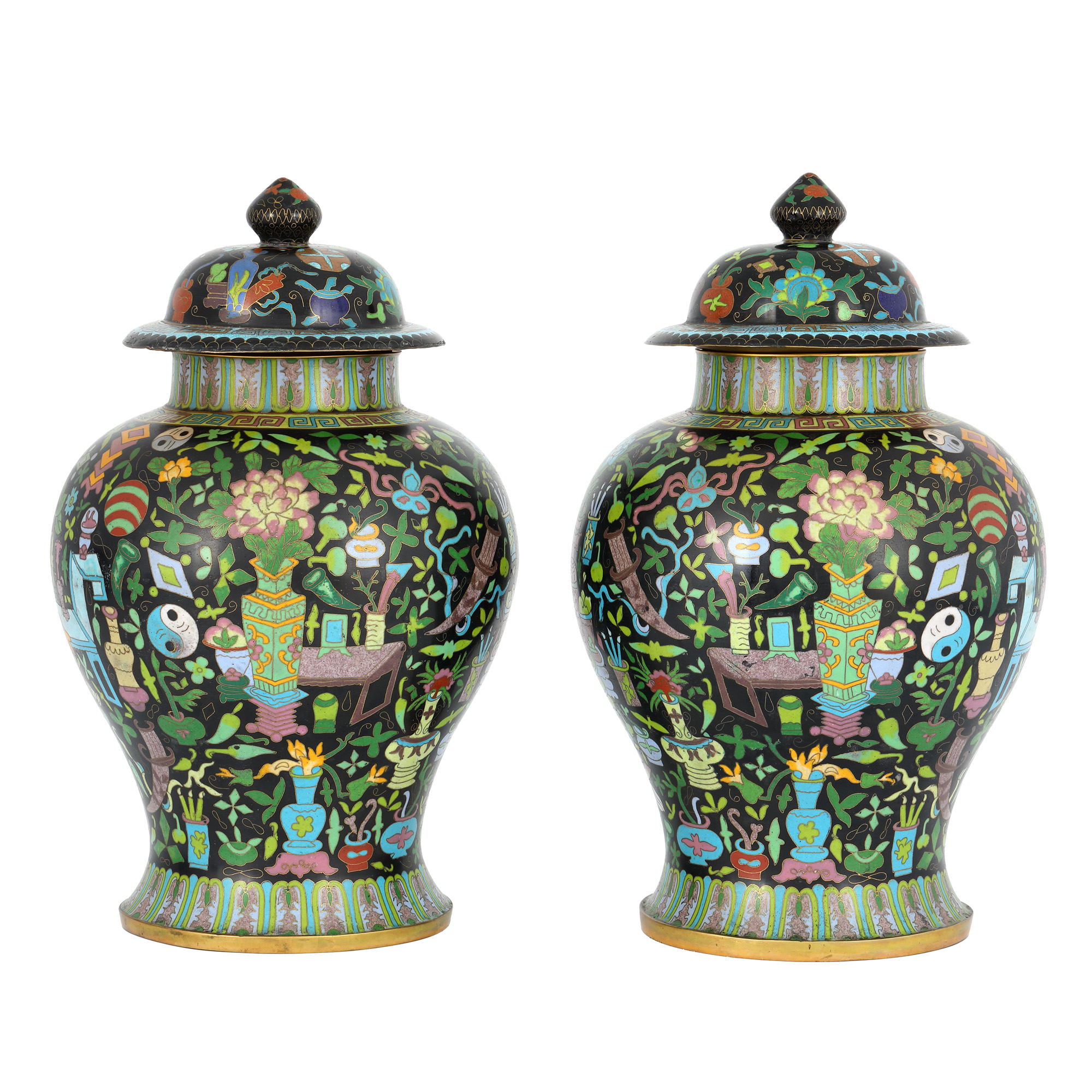 Pereche de vase cloisonné decorate cu motivul celor ”O sută de antichități” și un poem, perioada Daoguang, China, cca. 1821-1850